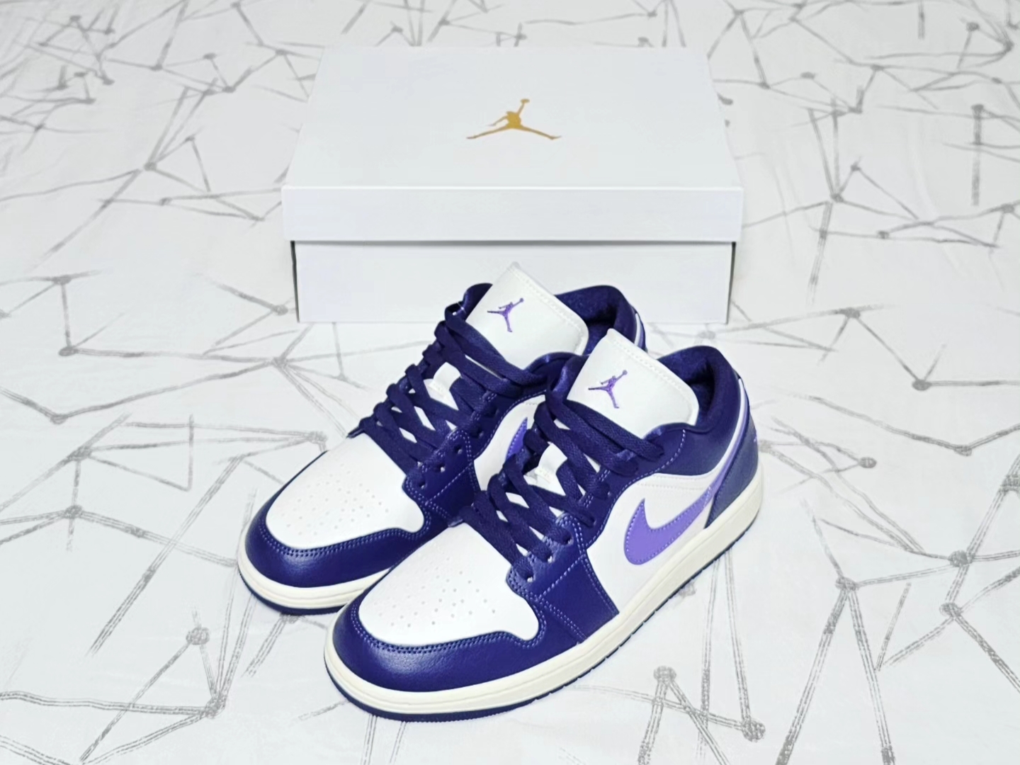 (W) Jordan 1 Low Sky J Purple Sail 착용 스타일 - 1