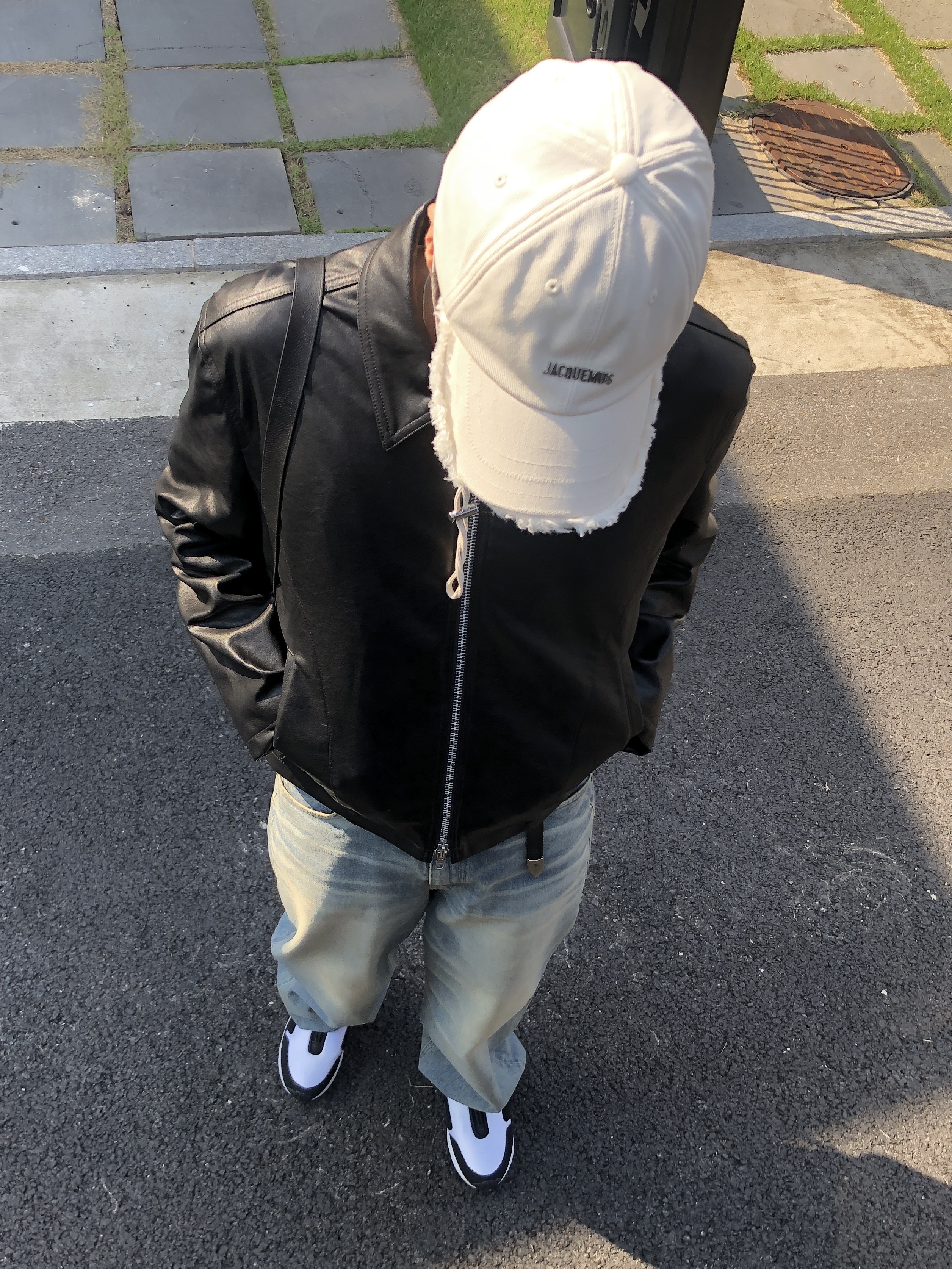 Jacquemus La Casquette Artichaut Fringe Baseball Cap Off White, Our Legacy Belt 2cm Leather Black 착용 스타일 - 4