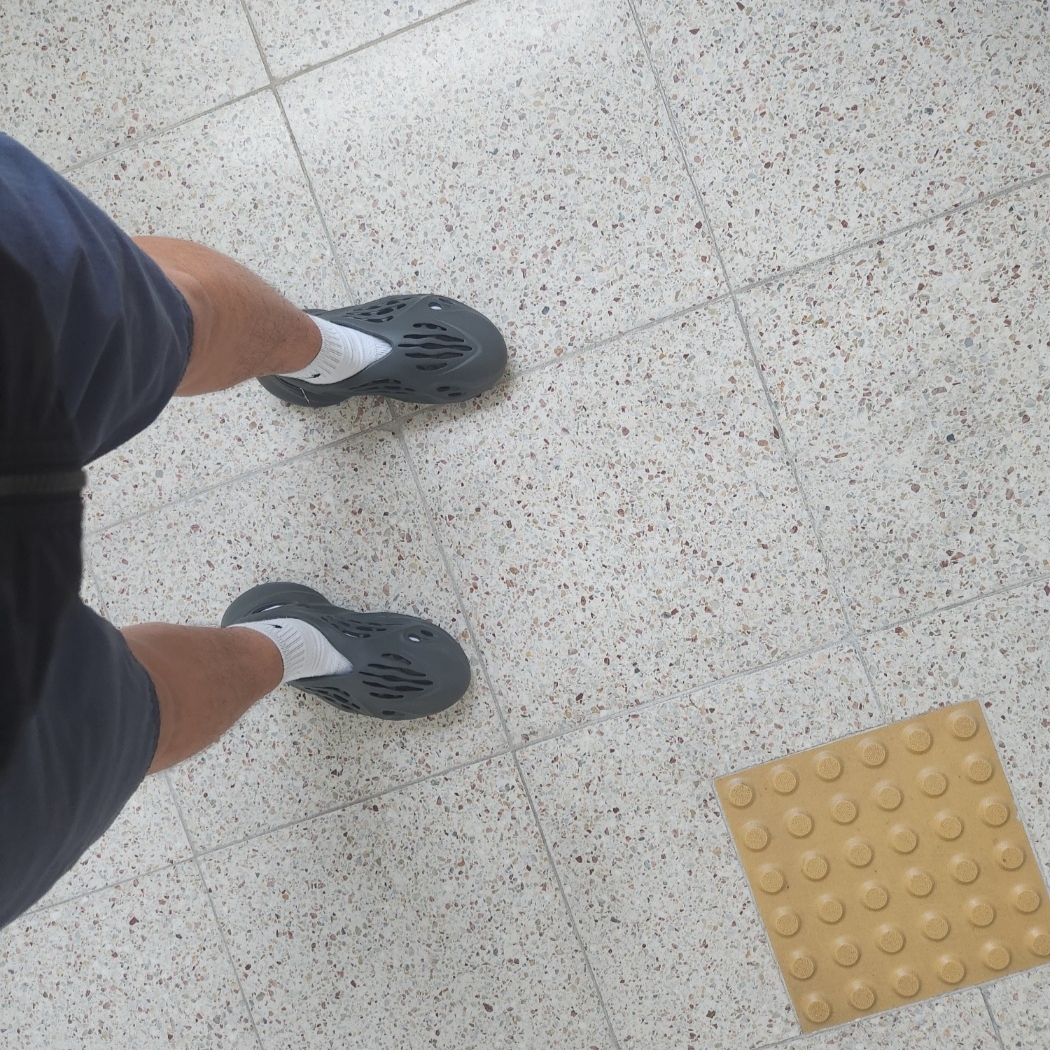 Adidas Yeezy Foam RNNR Carbon 착용 스타일