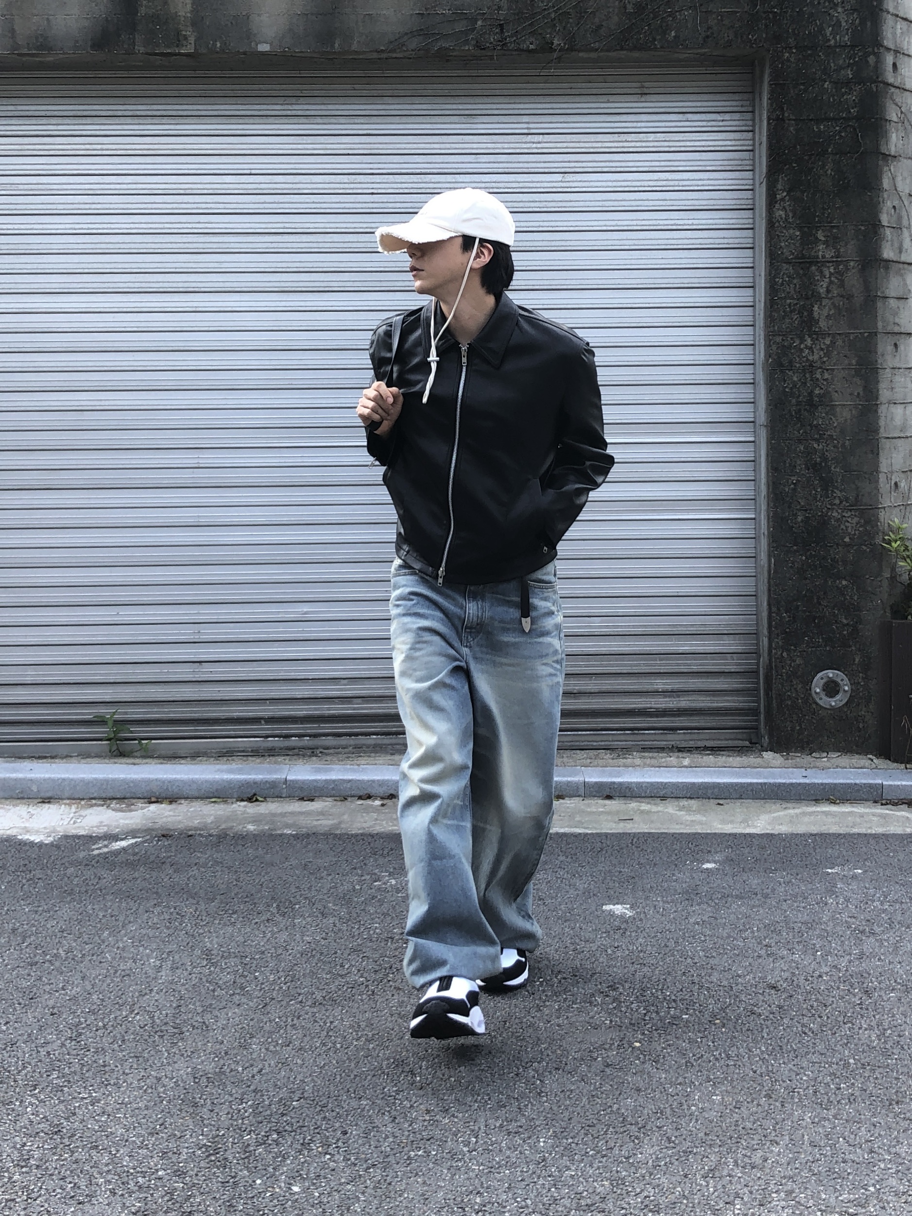 Jacquemus La Casquette Artichaut Fringe Baseball Cap Off White, Our Legacy Belt 2cm Leather Black 착용 스타일 - 3