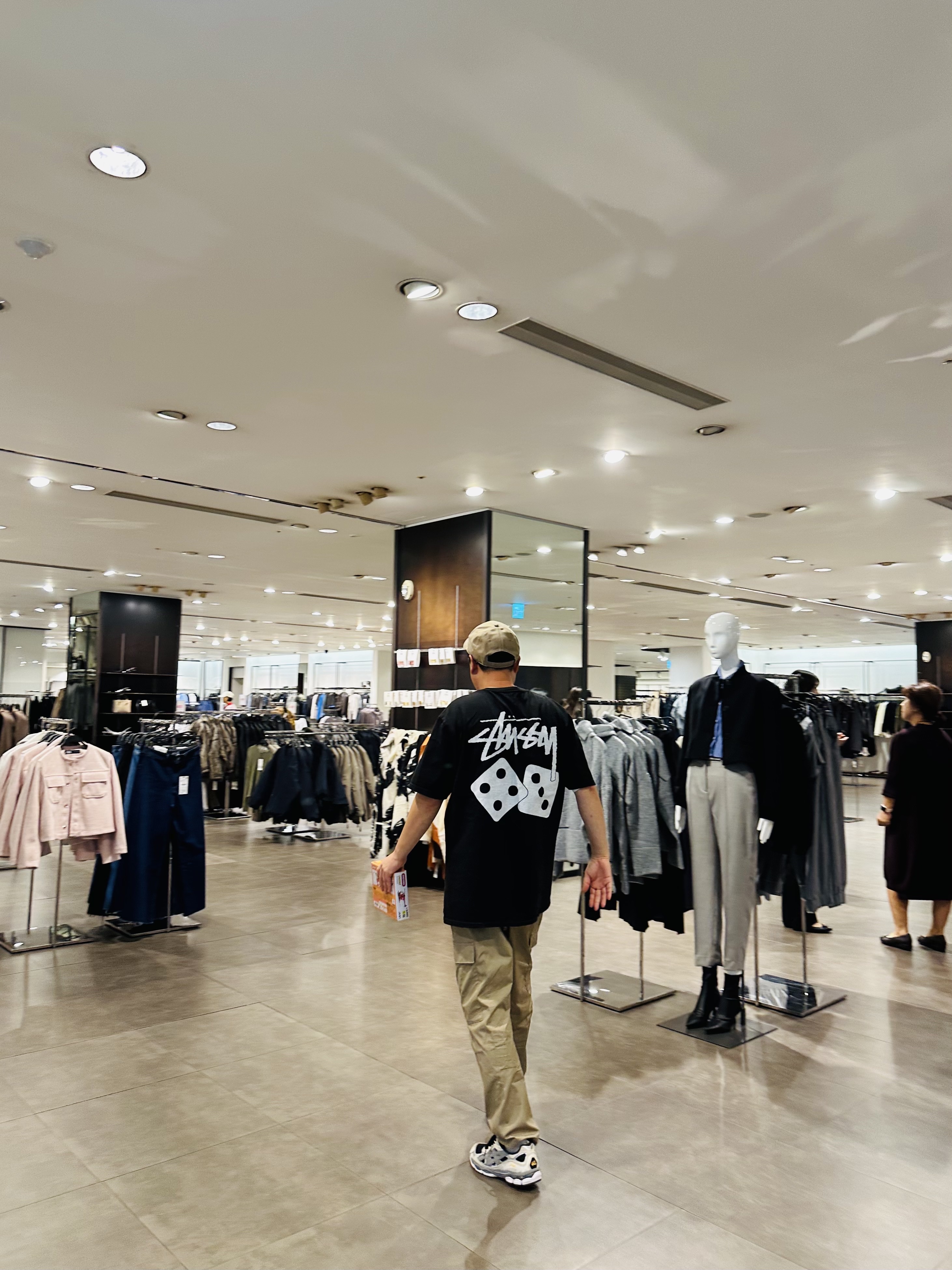 Malbon Golf x Nike Dri-Fit Legacy 91 Tech Cap Khaki, Stussy Dice Pigment Dyed T-Shirt Black 2021 착용 스타일 - 3