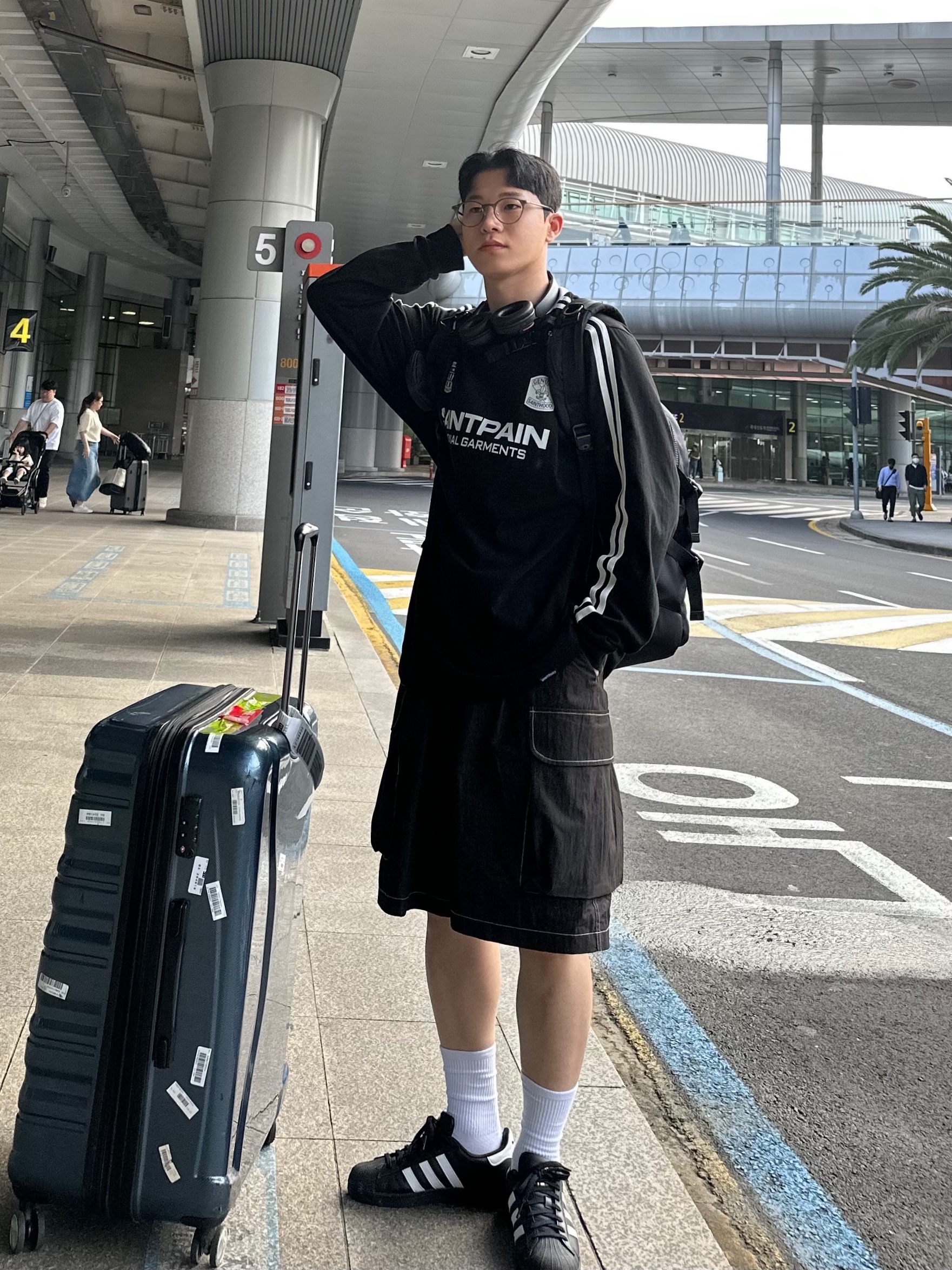 Adidas Superstar Core Black White 착용 스타일