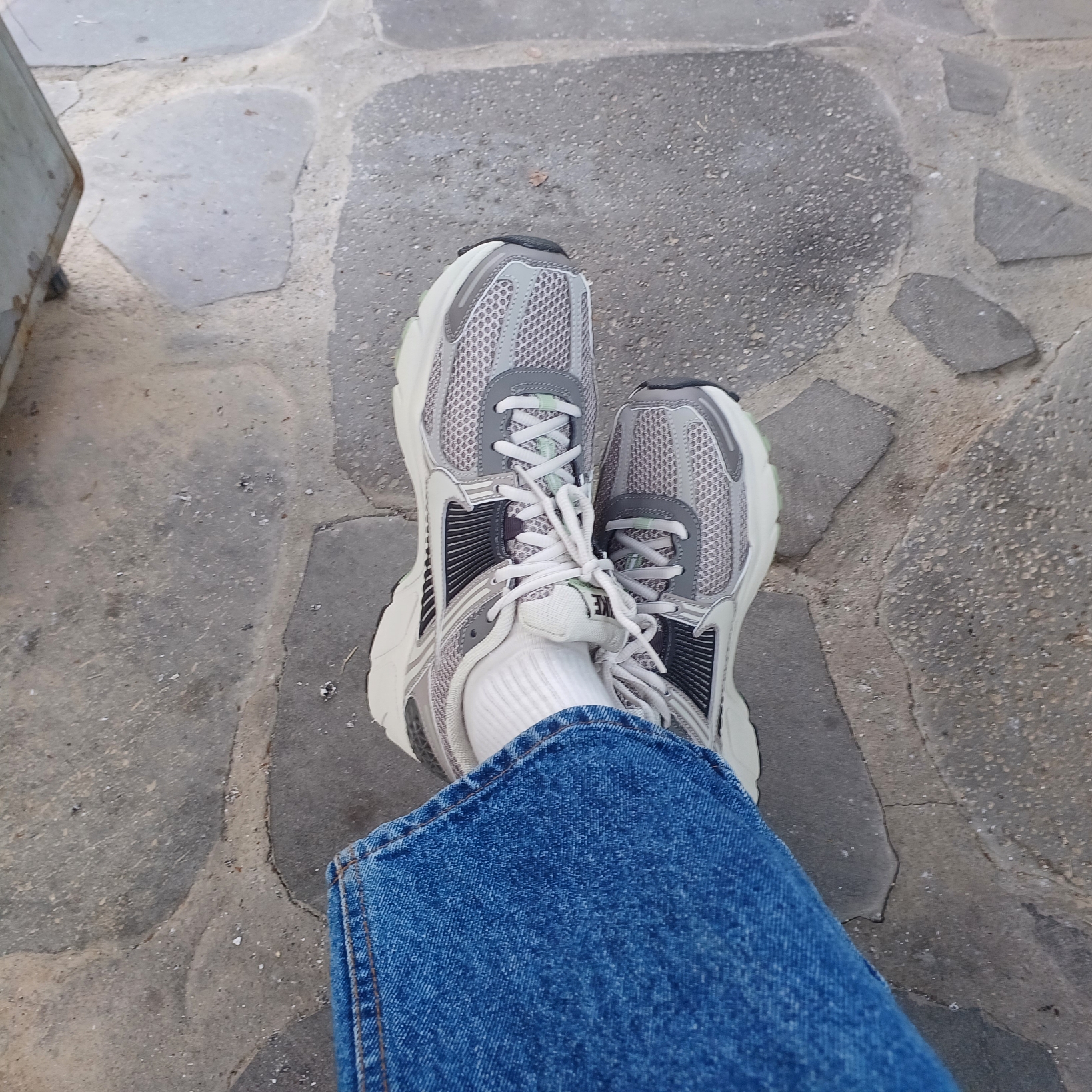 (W) Nike Zoom Vomero 5 Cobblestone and Flat Pewter 착용 스타일 - 2