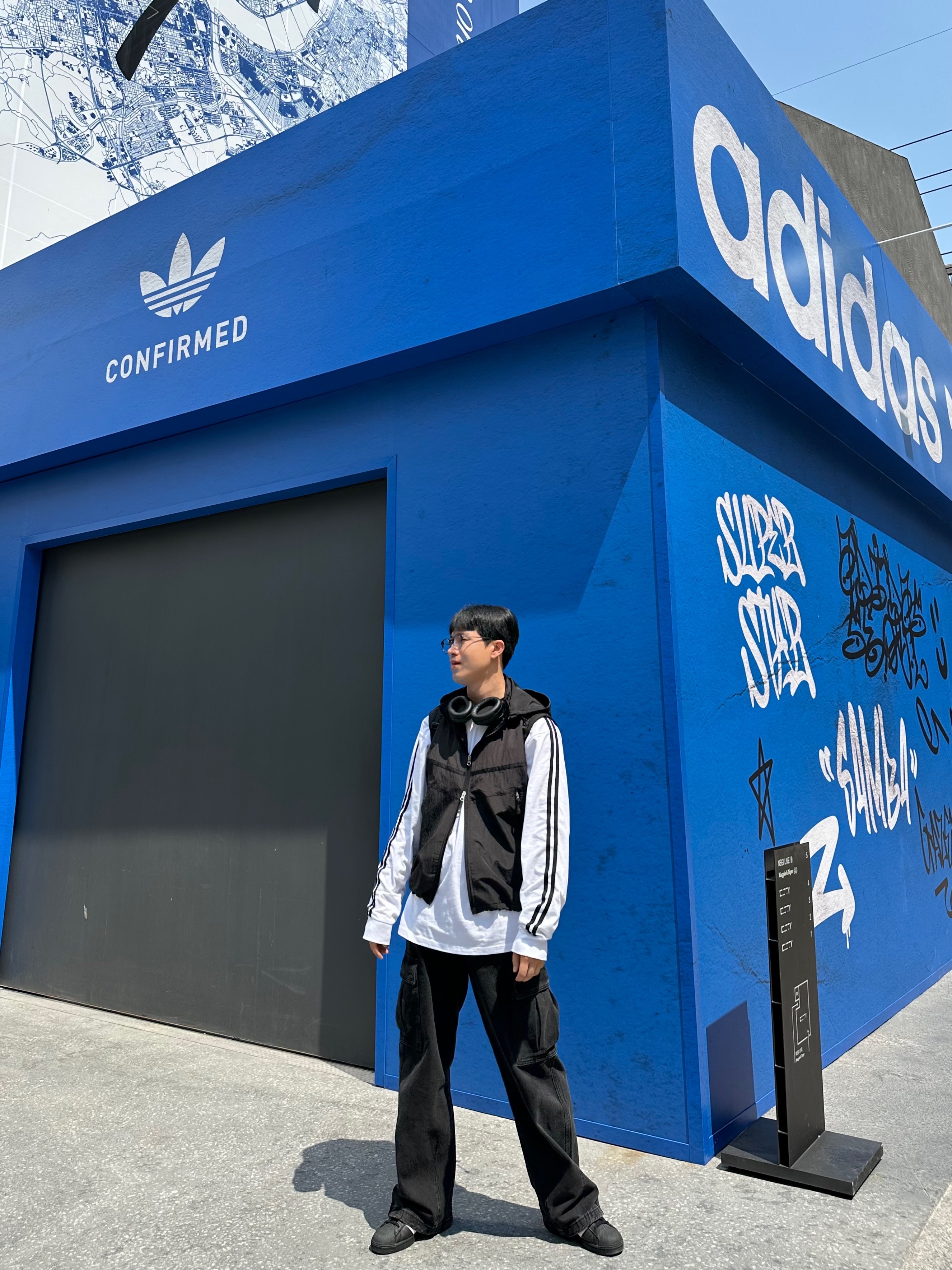 Adidas Superstar Core Black White, Sony WH-1000XM4 Black (Korean Ver.) 착용 스타일 - 2