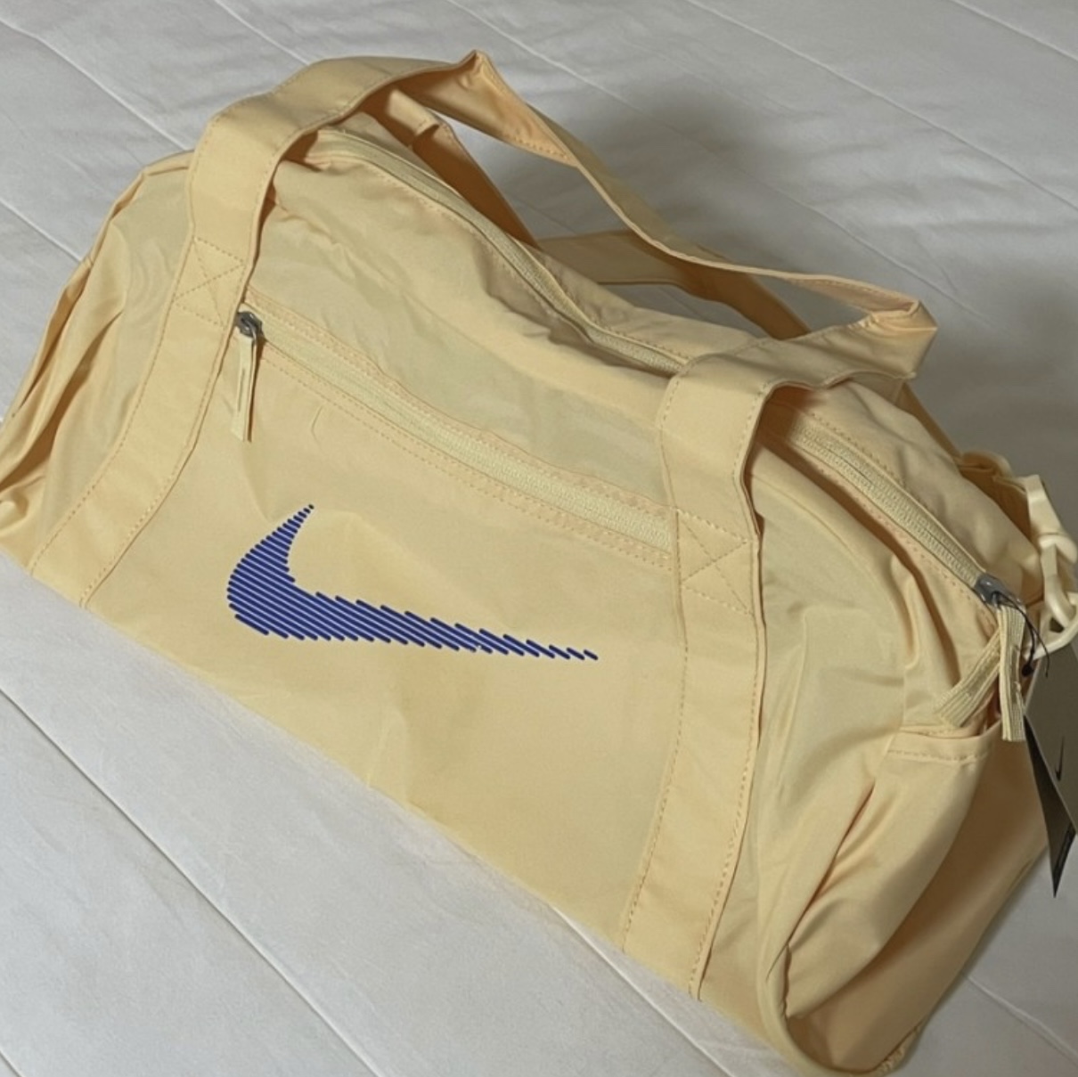 Nike Gym Club Duffle Bag 24L Pale Vanilla 착용 스타일