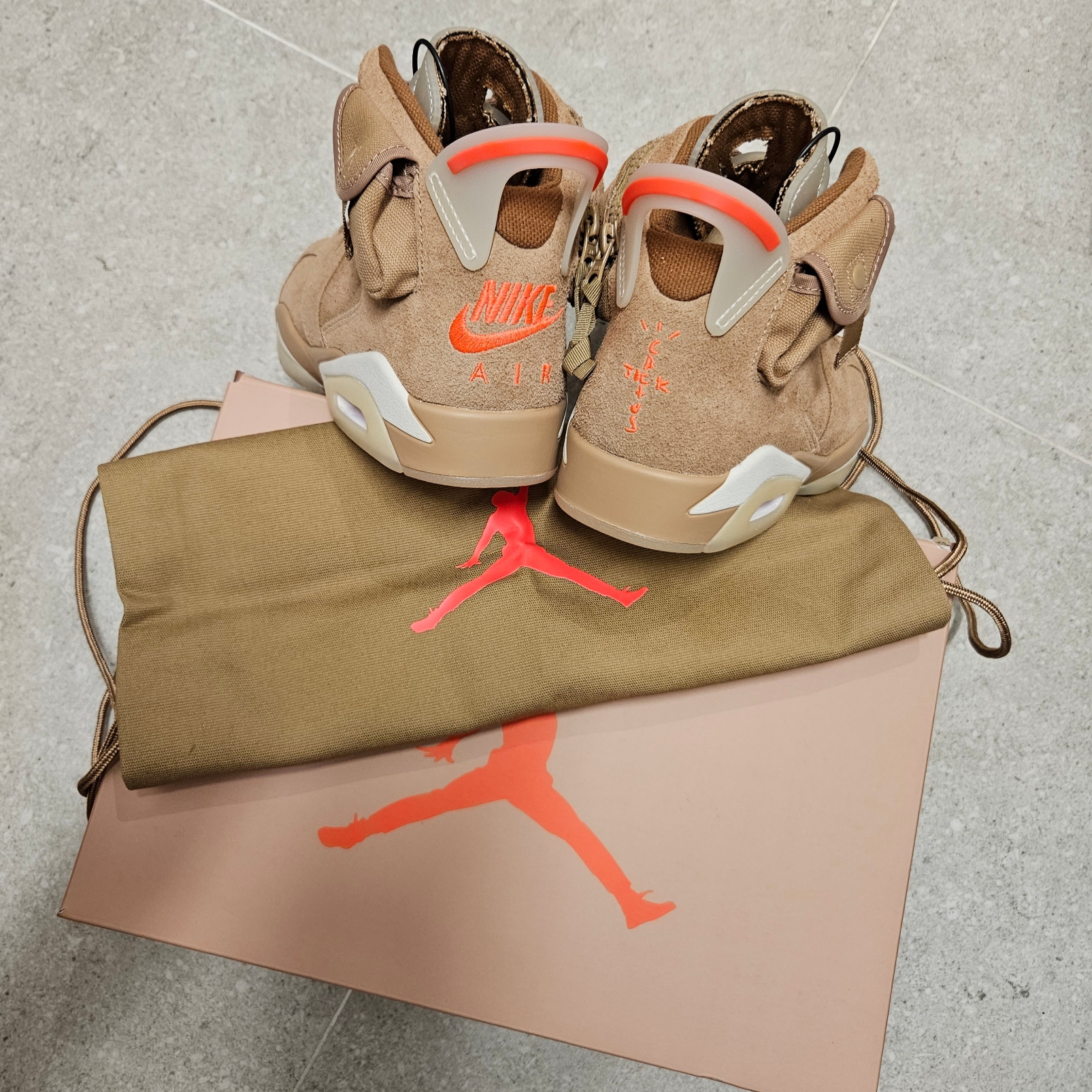 Jordan 6 x Travis Scott Retro SP British Khaki 착용 스타일 - 1