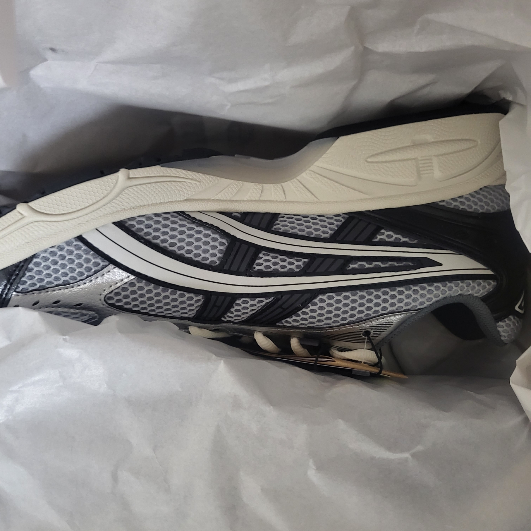 Asics Gel-Kayano 14 Black Glacier Grey 착용 스타일