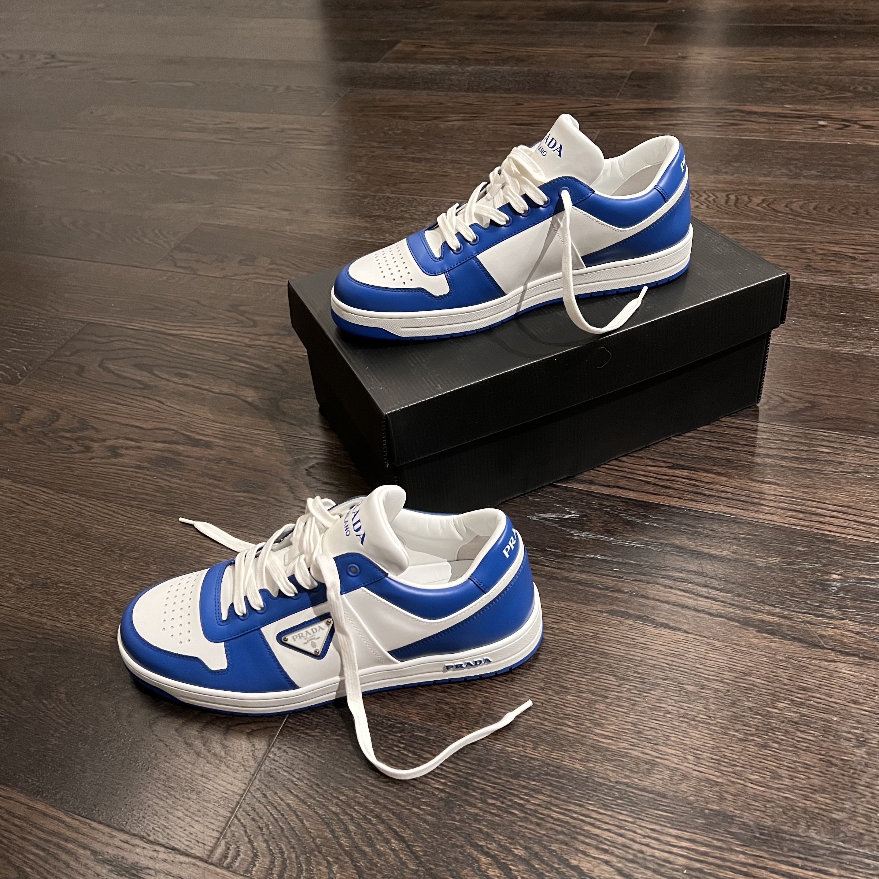Prada Downtown Leather Sneakers White Cobalt Blue 착용 스타일