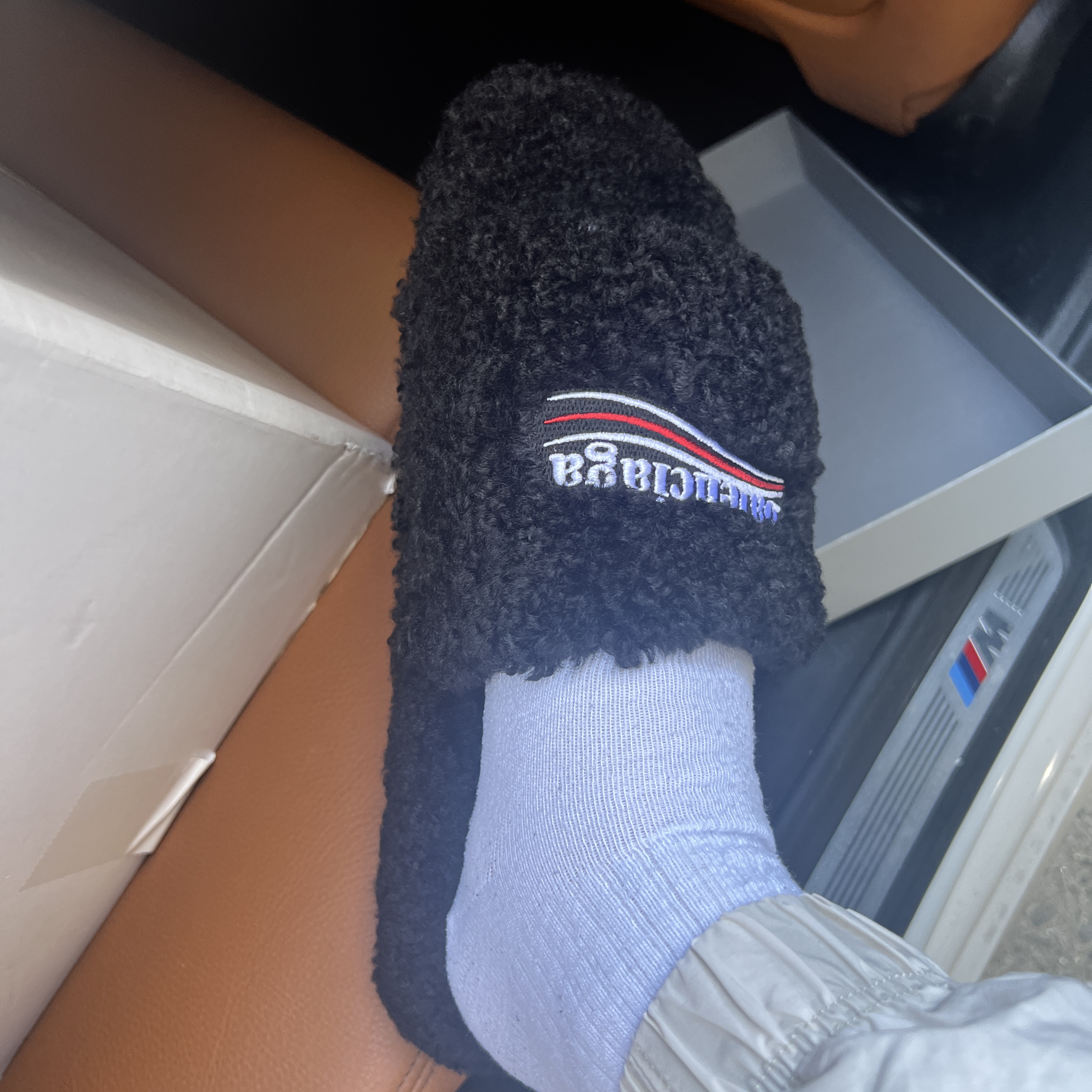Balenciaga Furry Slide Sandal Black 착용 스타일