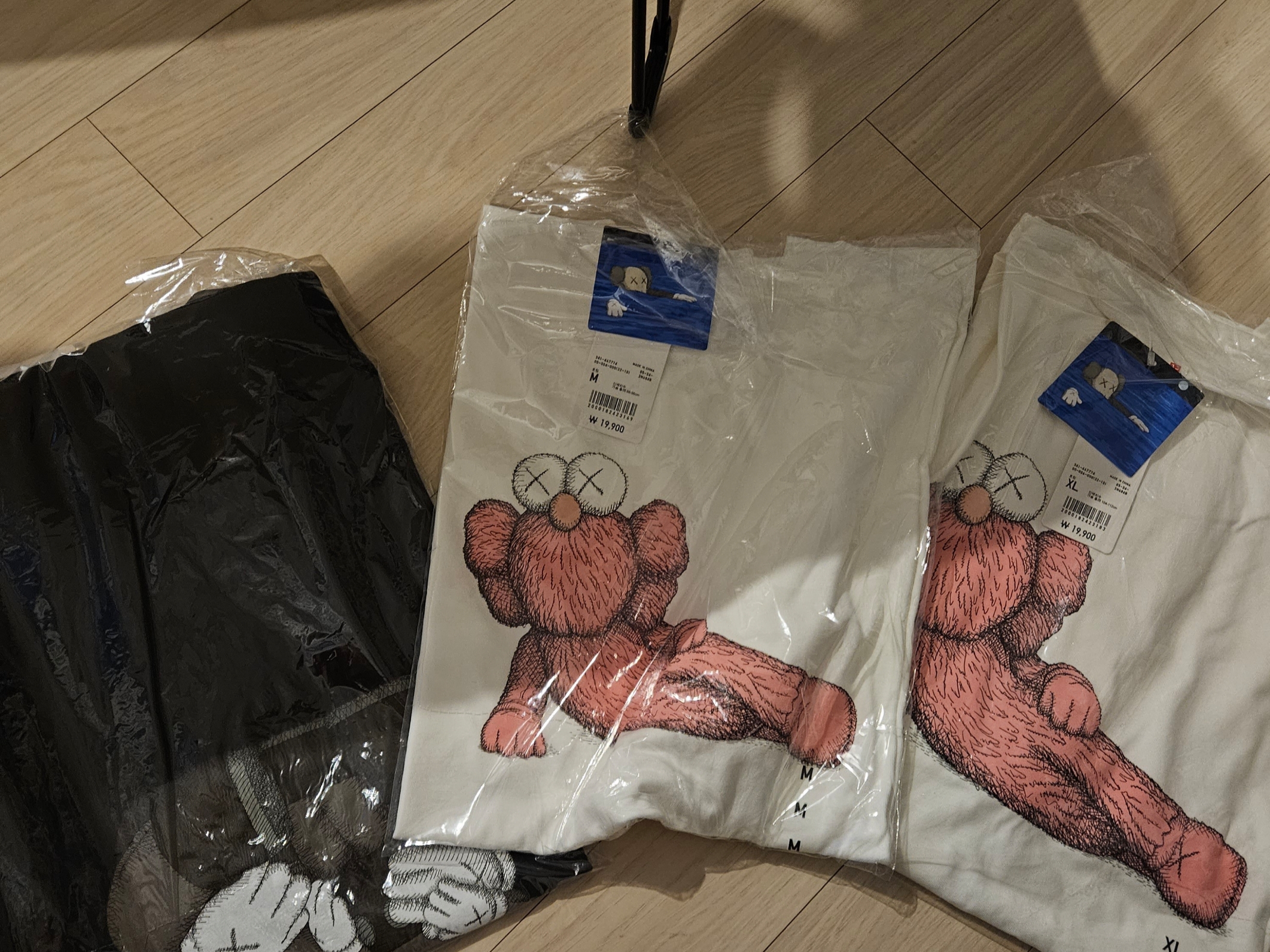 Uniqlo UT x Kaws Short Sleeve Graphic T-Shirt White 착용 스타일