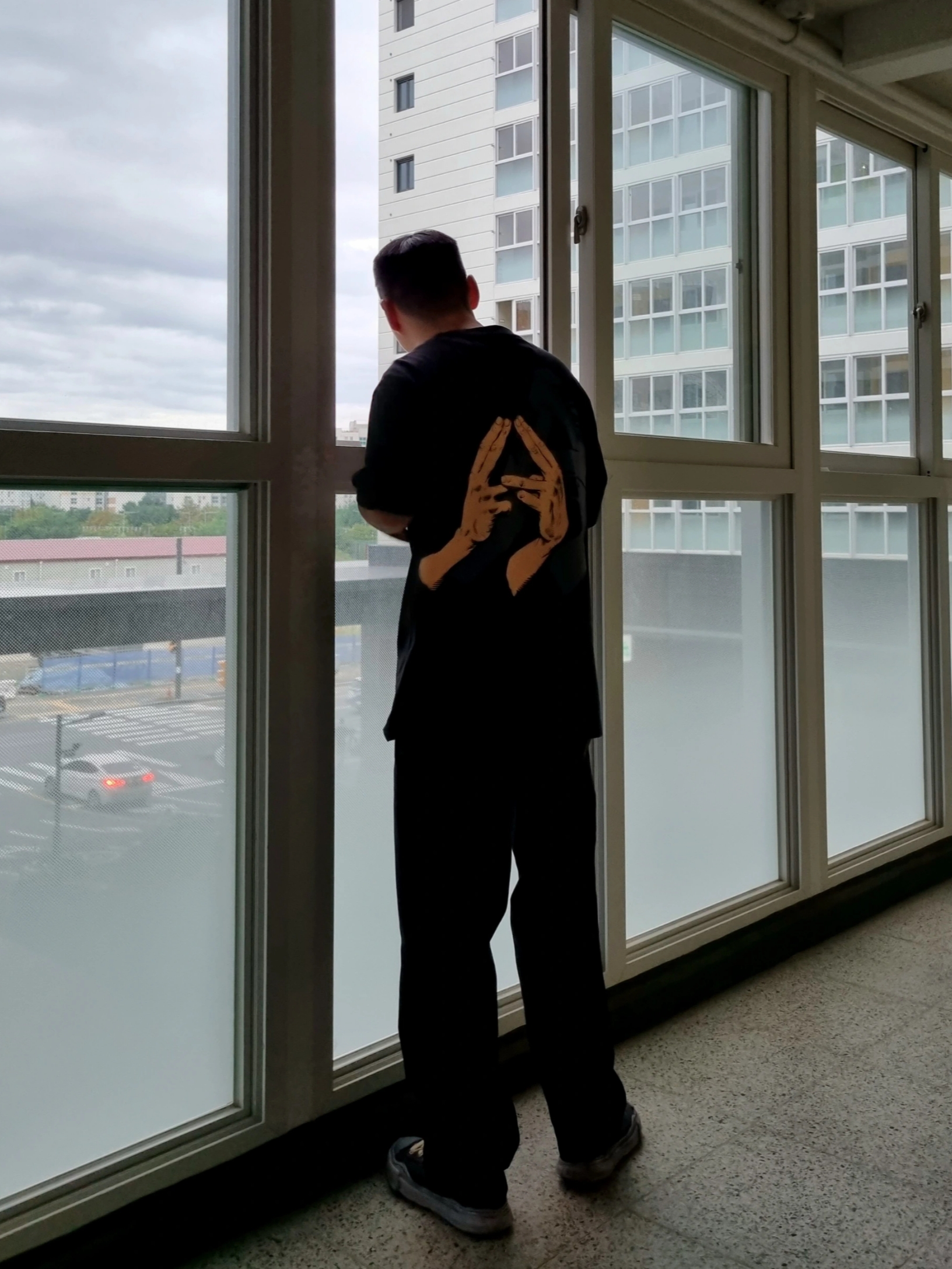 Palace Valley of the Shadows T-Shirt Black - 22SS, Maison Mihara Yasuhiro x Nigel Cabourn Low Cut Overdyed Sneakers Black 착용 스타일
