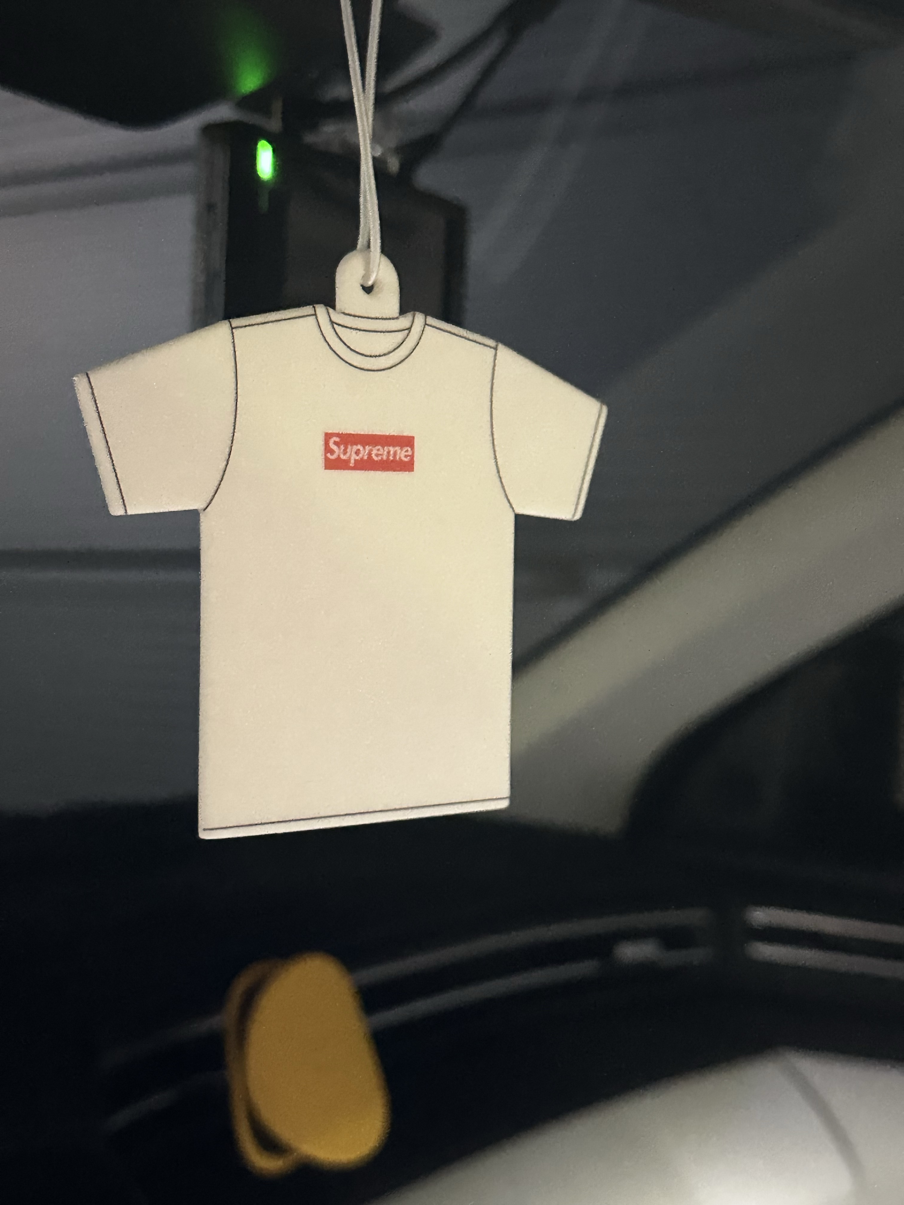Supreme Webbing Keychain Red - 20FW, Supreme Kuumba T-Shirt Air Freshener White - 22FW 착용 스타일 - 2