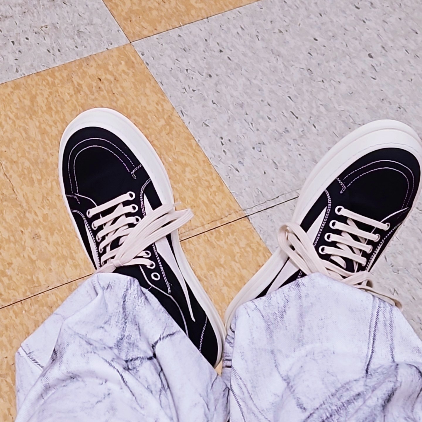 Rick Owens Drkshdw Luxor Overdyed Denim Vintage Sneakers Black Milk 착용 스타일 - 1