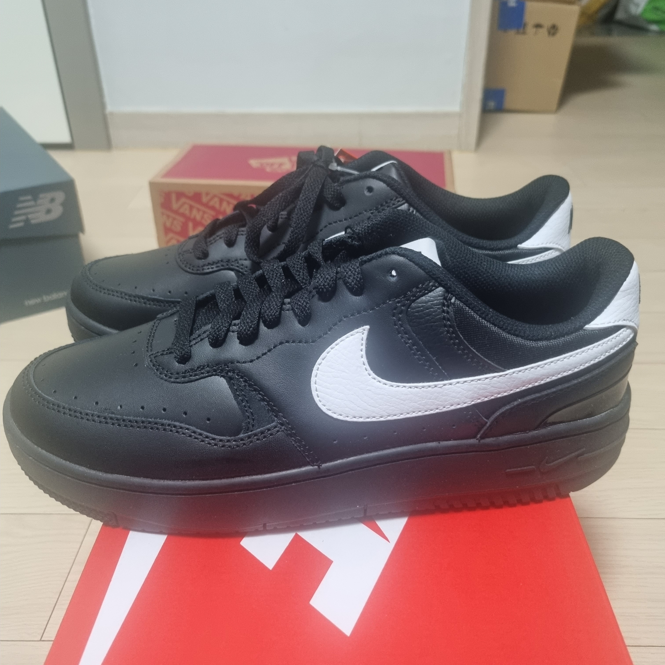 (W) Nike Gamma Force Black White 착용 스타일 - 1