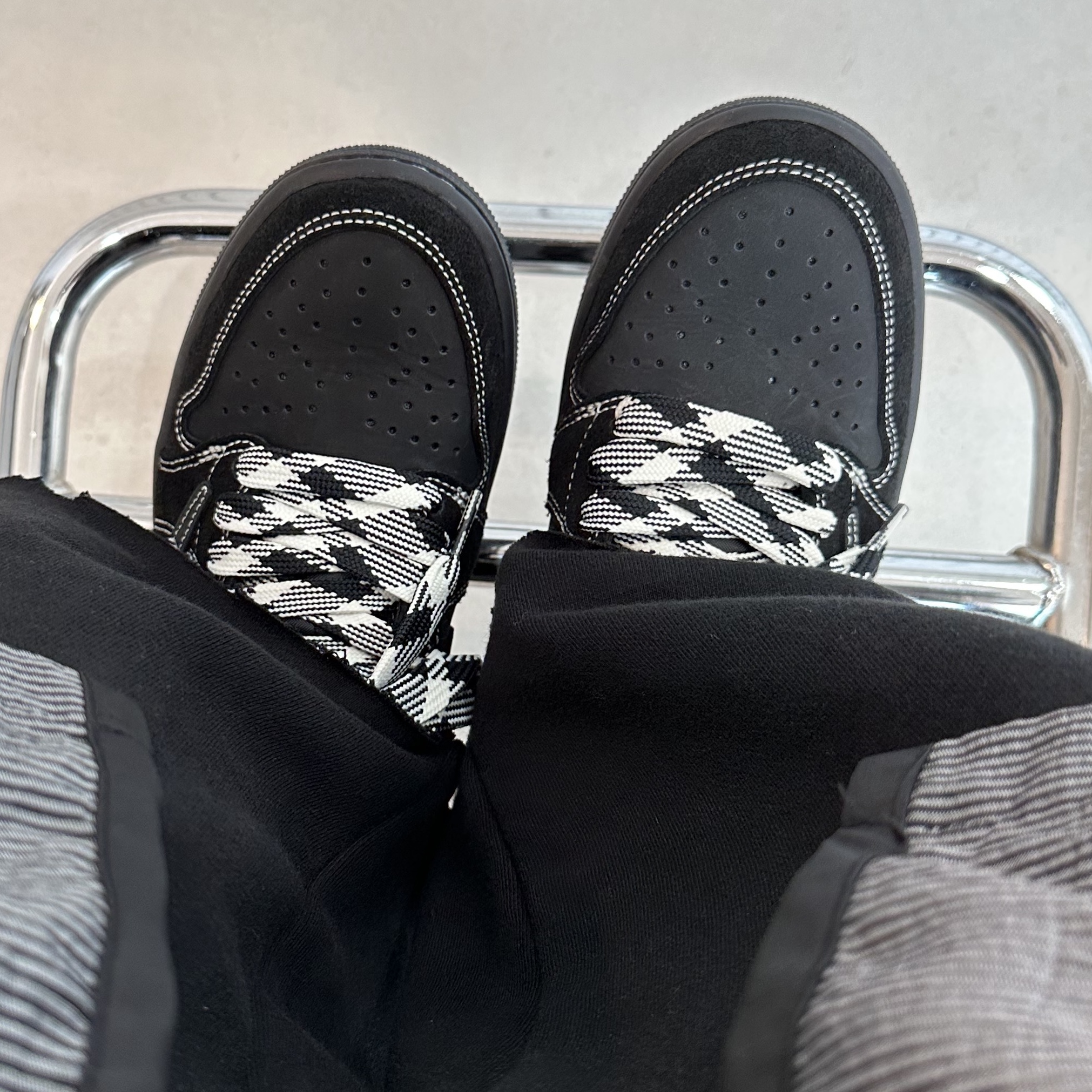 Jordan 1 x Travis Scott Retro Low OG SP Black Phantom 착용 스타일
