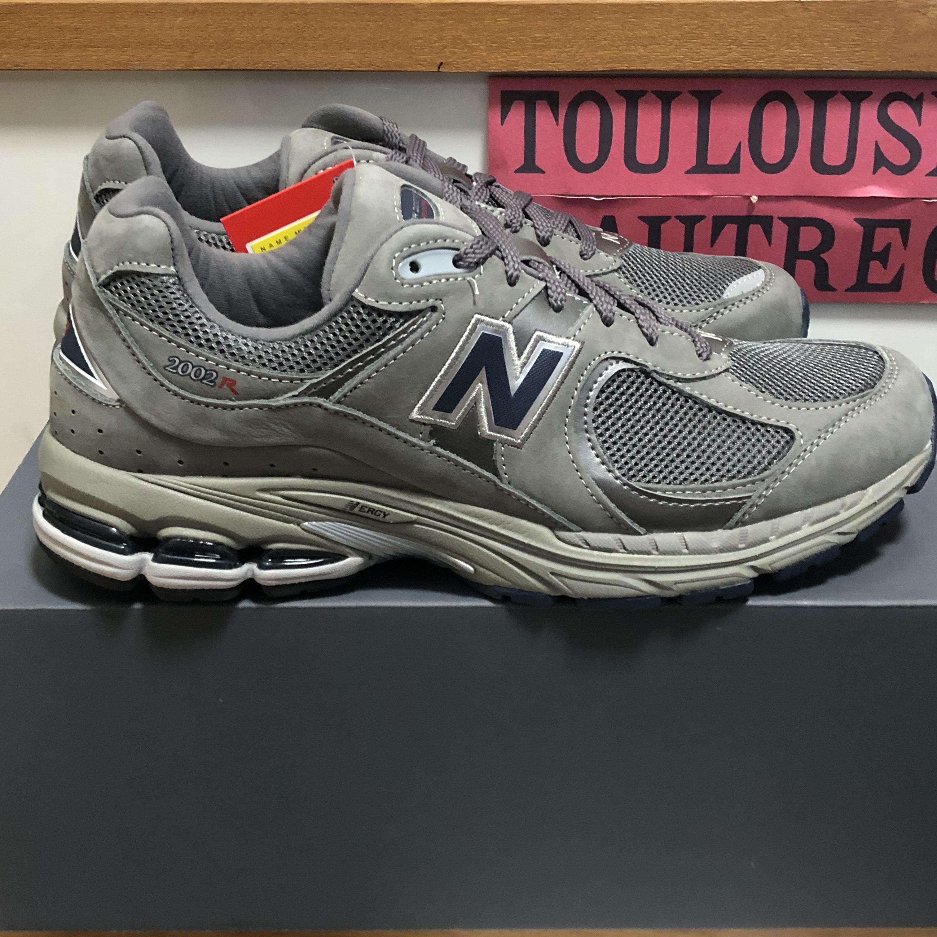 New Balance 2002R Gray 착용 스타일
