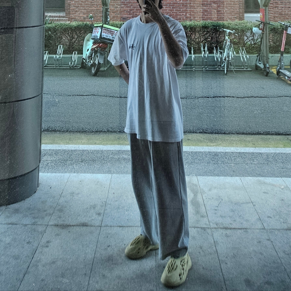 Adidas Yeezy Foam RNNR Sulfur, Stussy Withered Flower T-Shirt White 착용 스타일