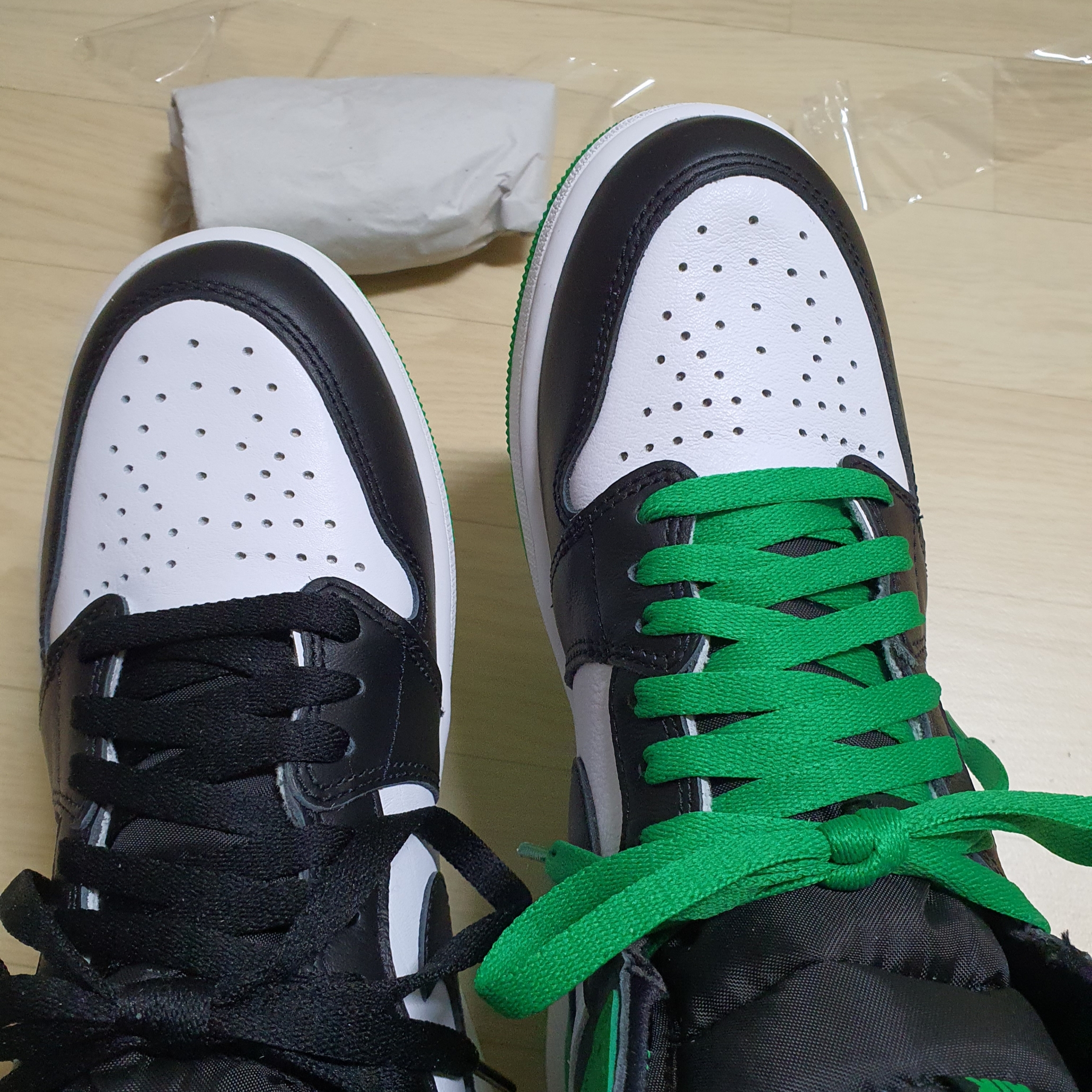 Jordan 1 Retro High OG Black and Lucky Green 착용 스타일 - 1