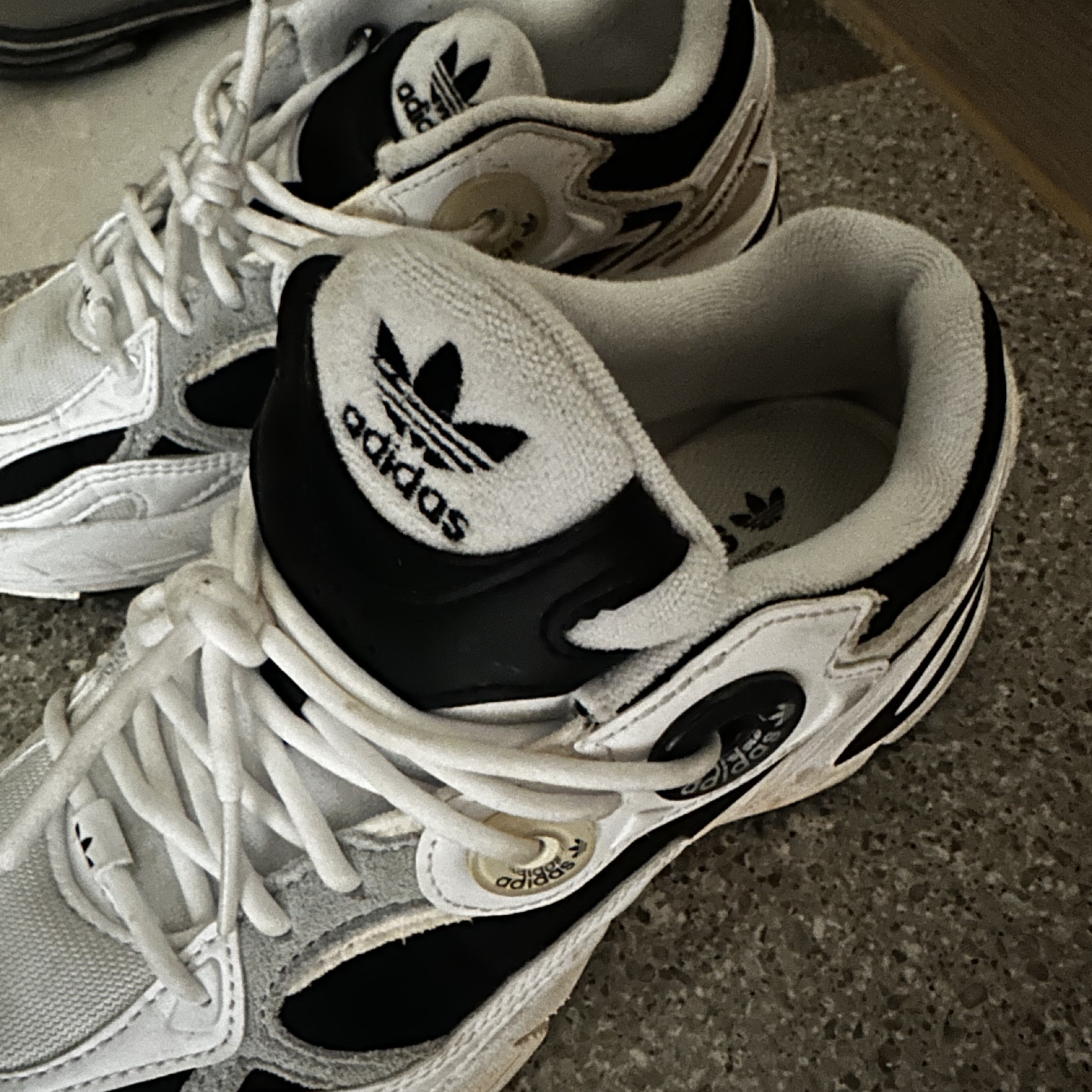Adidas Astir Cloud White Core Black 착용 스타일