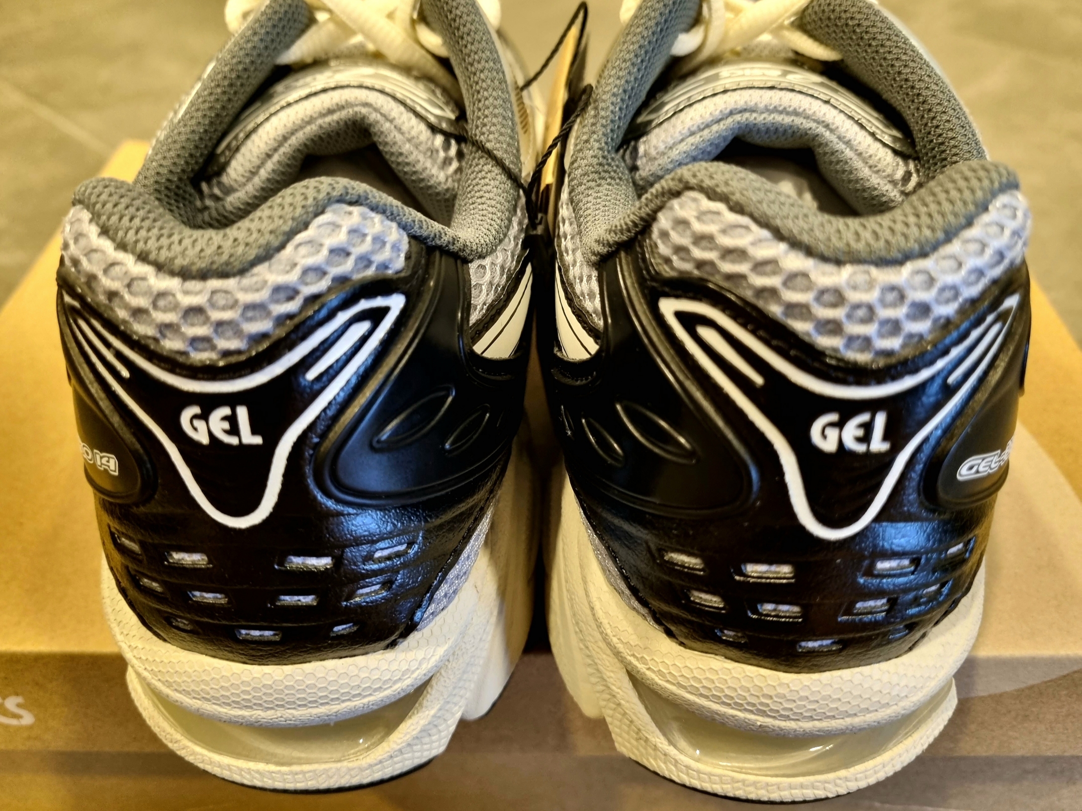 Asics Gel-Kayano 14 Black Glacier Grey 착용 스타일 - 4