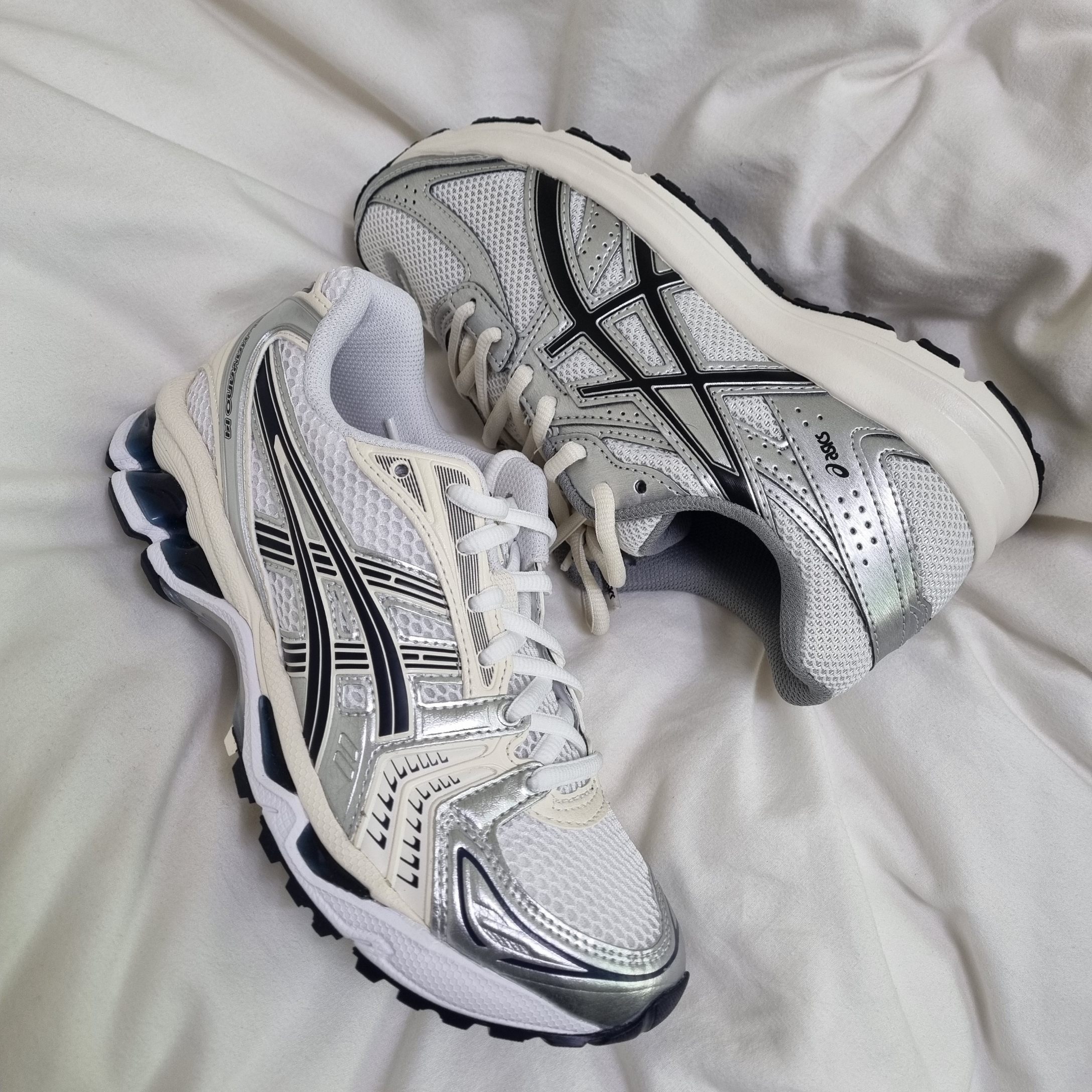 Asics Jog 100 S White Black - 2E Wide, (W) Asics Gel-Kayano 14 White Midnight 착용 스타일