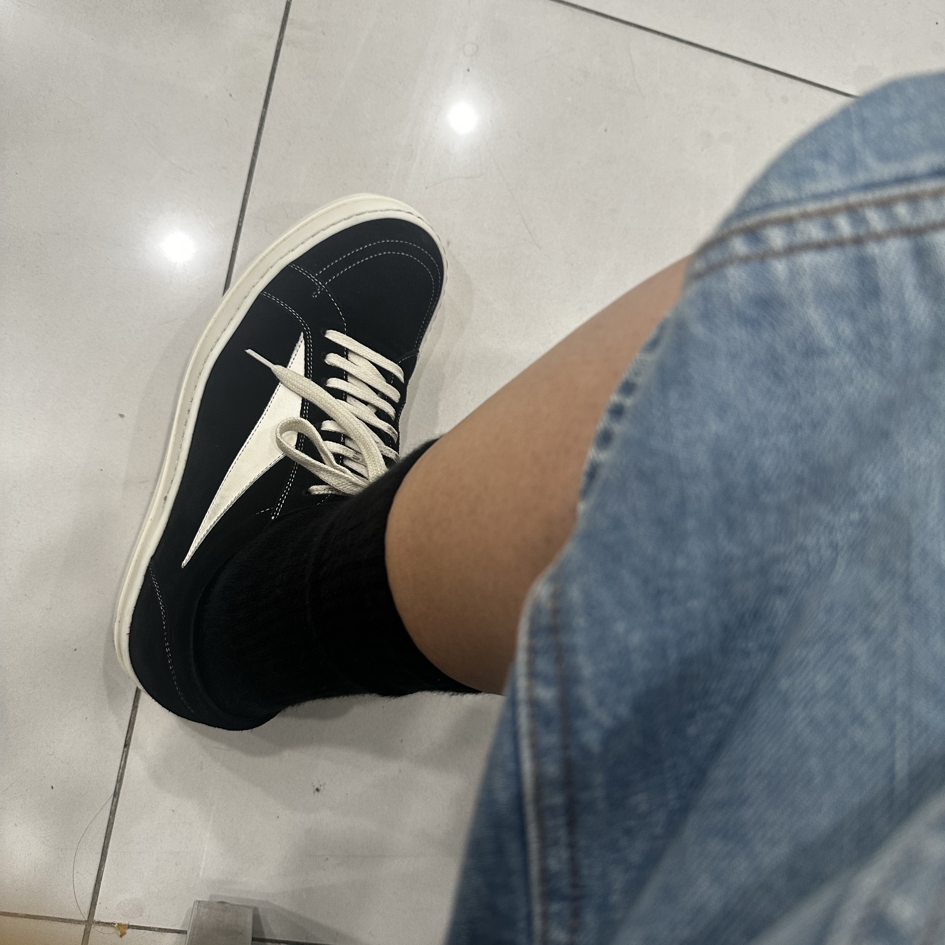 Rick Owens Suede Vintage Sneakers Black Milk White, Kapital 14 oz. Denim Short Pants Studs Remake Indigo (Processing) 착용 스타일 - 3