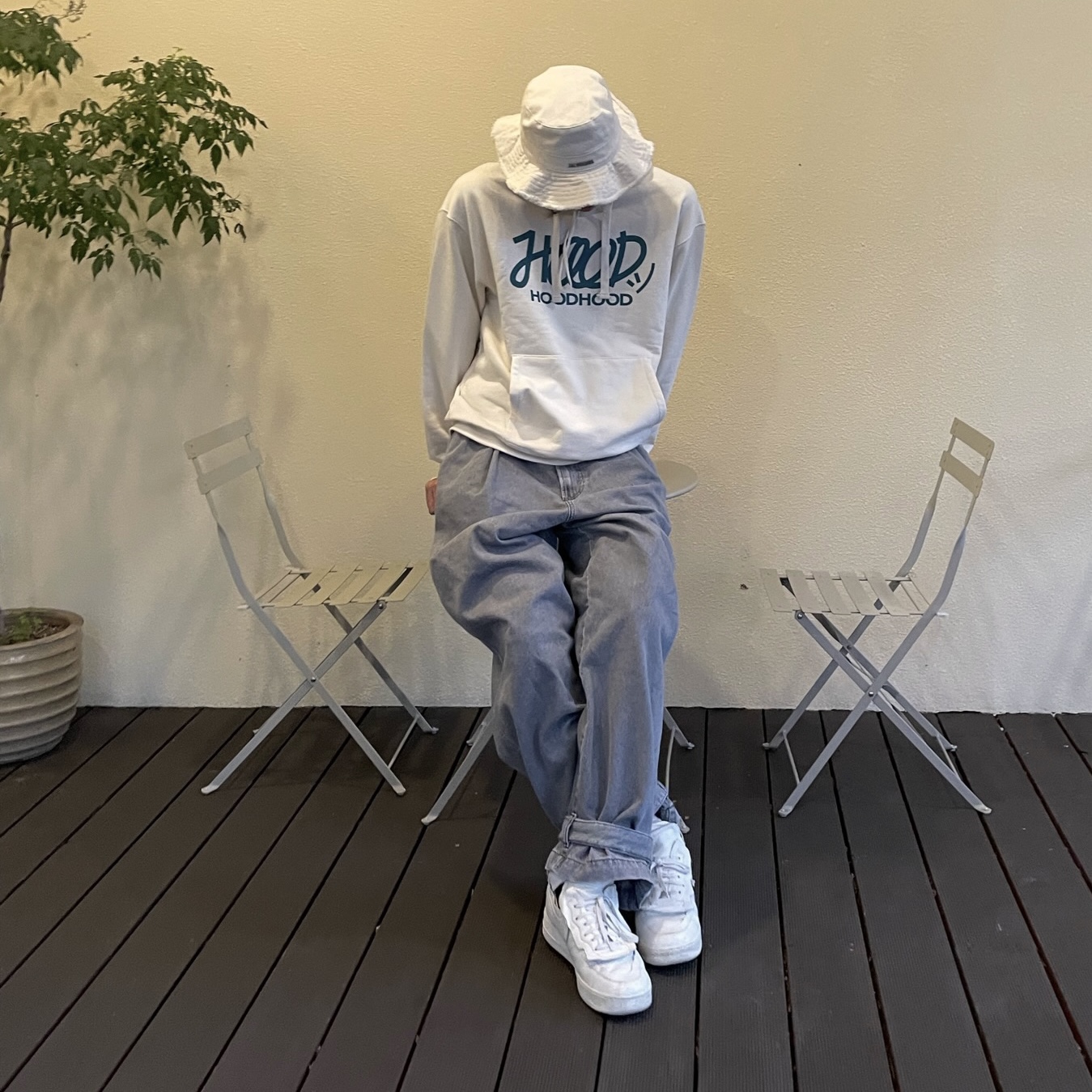 Jacquemus Le Bob Artichaut Bucket Hat Off White, Nike x Comme des Garcons Homme Plus Air Force Mid White 착용 스타일 - 1