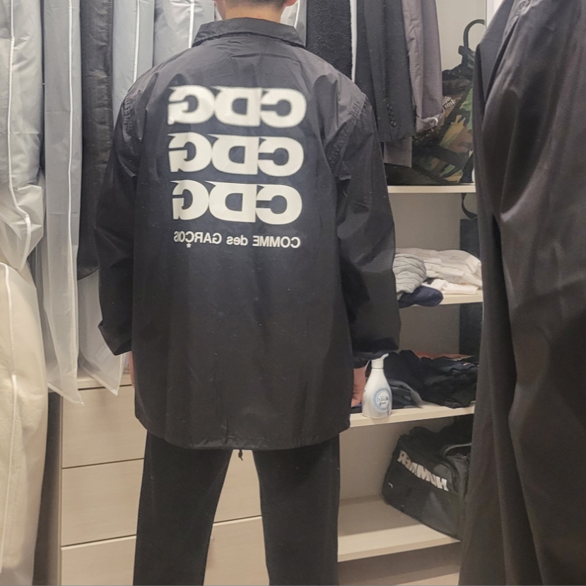 CDG Logo Coach Jacket Black 착용 스타일 - 1