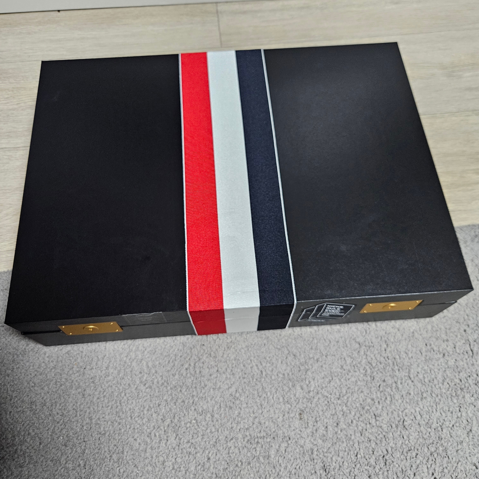 Samsung Galaxy Z Fold5 Thom Browne Edition (Korean Ver.) 착용 스타일