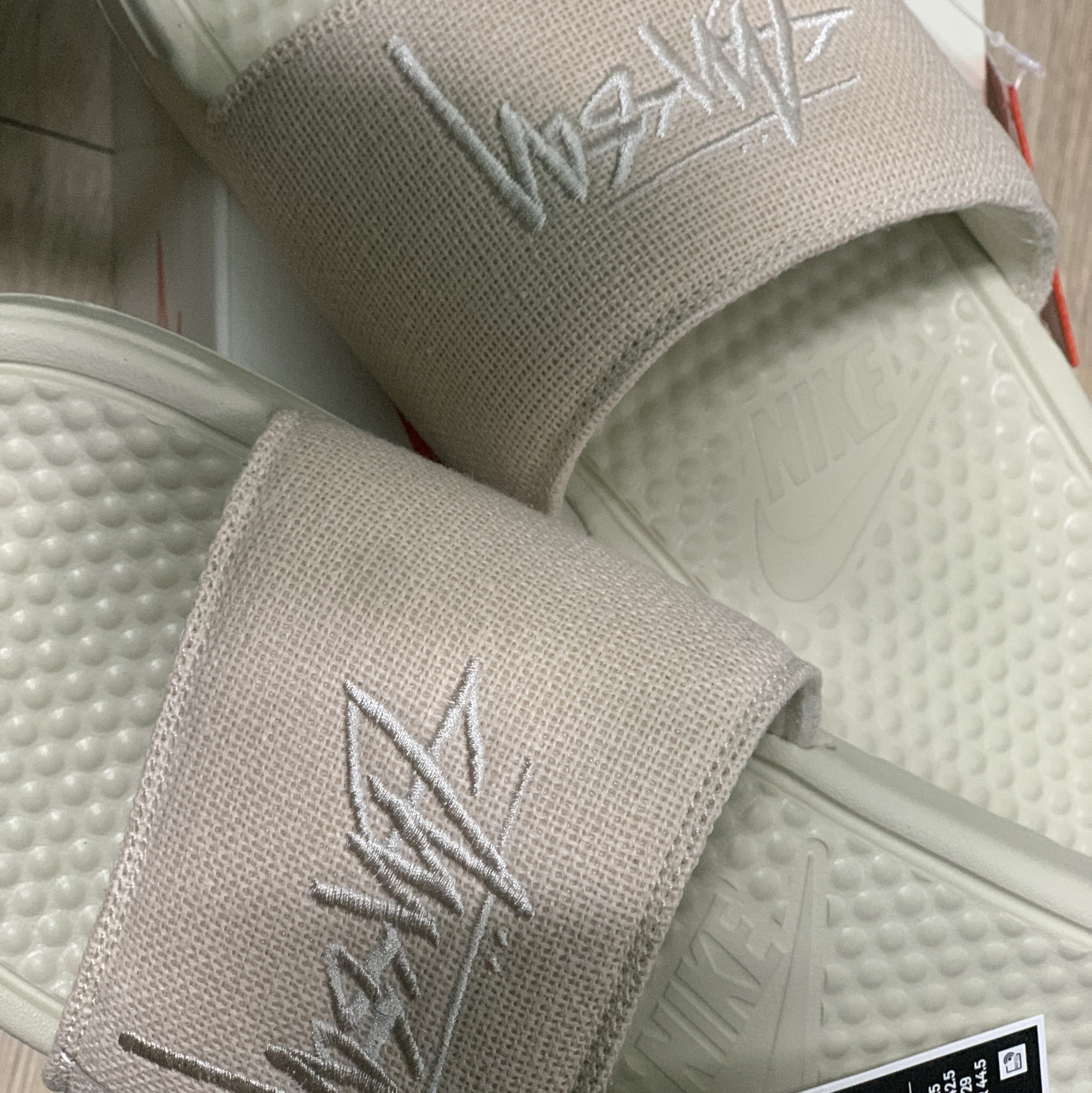 Nike x Stussy Benassi Hemp Slide Fossil Stone 착용 스타일