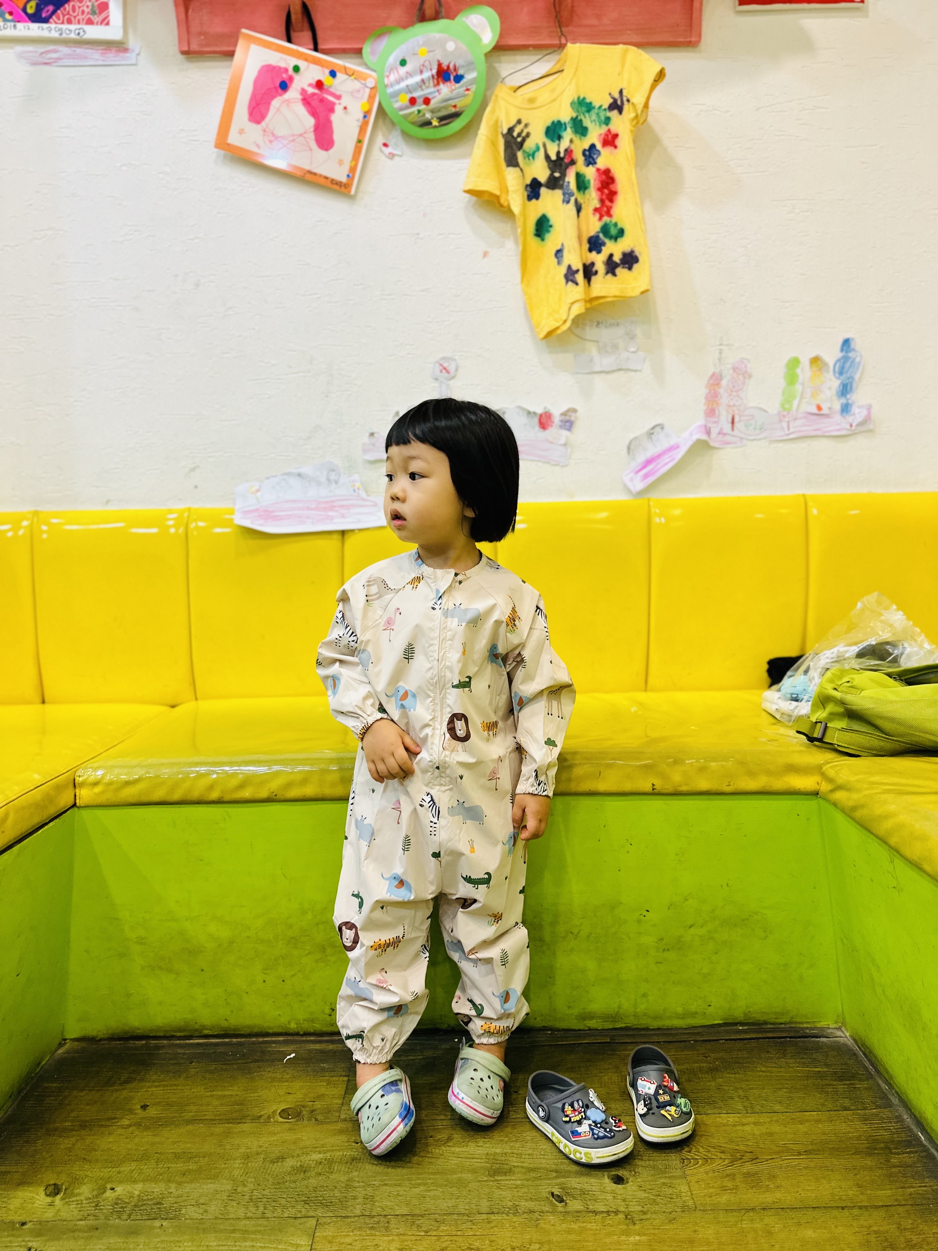 (Kids) Crocs Bayaband Clog Slate Grey Lime Punch, (Kids) Uniqlo UT x Kaws Short Sleeve Graphic T-Shirt Black 착용 스타일 - 1
