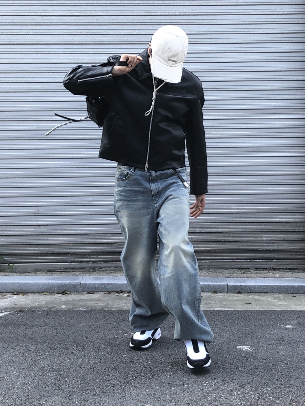 Jacquemus La Casquette Artichaut Fringe Baseball Cap Off White, Our Legacy Belt 2cm Leather Black 착용 스타일 - 1
