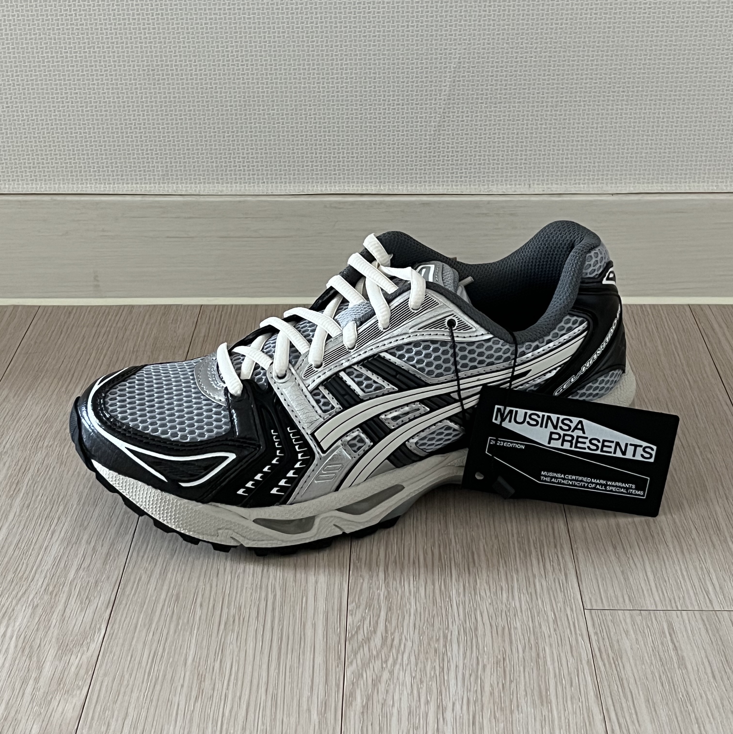 Asics Gel-Kayano 14 Black Glacier Grey 착용 스타일