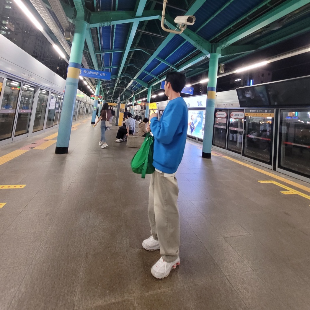 Supreme Box Logo Crewneck Blue - 22FW, Nike x Supreme Shox Ride 2 SP White 착용 스타일 - 1
