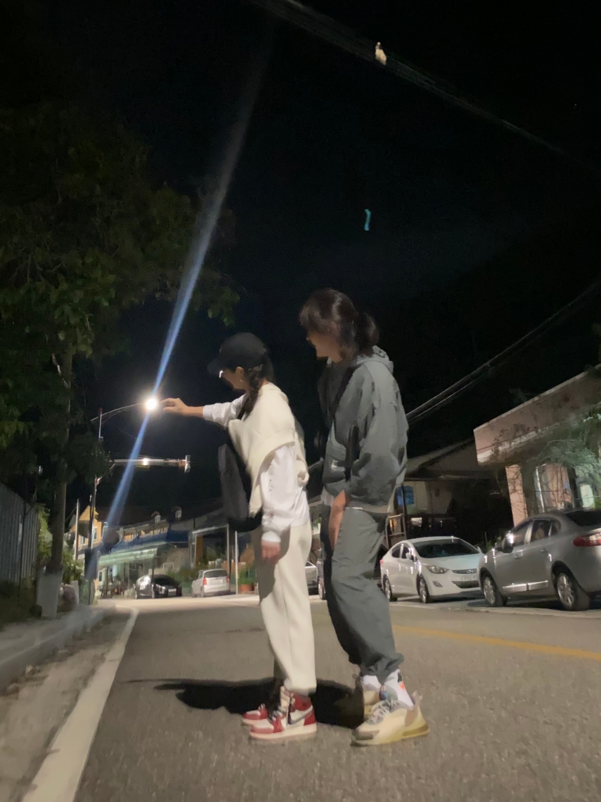 Jordan 1 Retro High OG Chicago 2022, Nike x Travis Scott Air Max 270 React Cactus Trails 착용 스타일 - 1