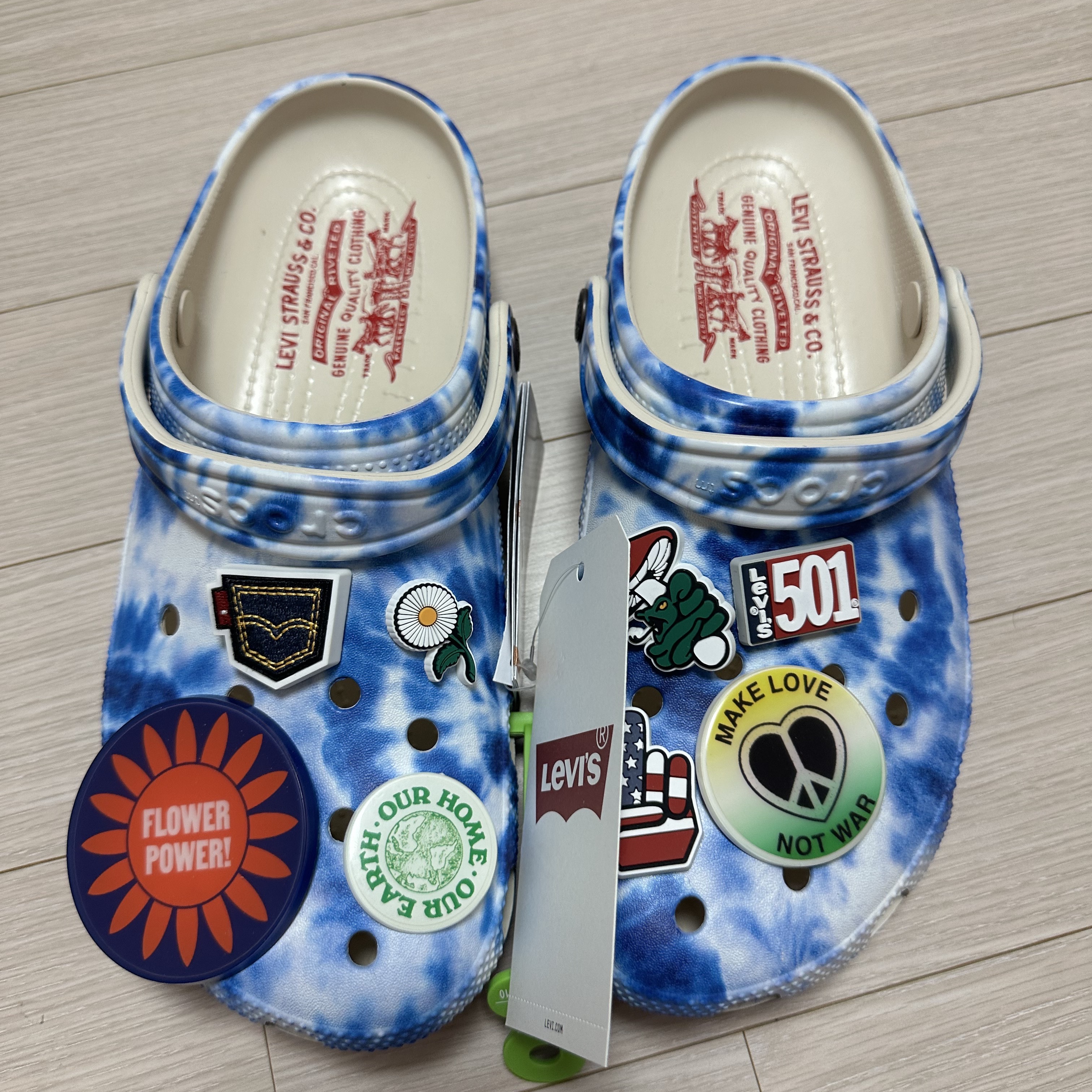 Crocs x Levi's Classic Clog Tie Dye 착용 스타일