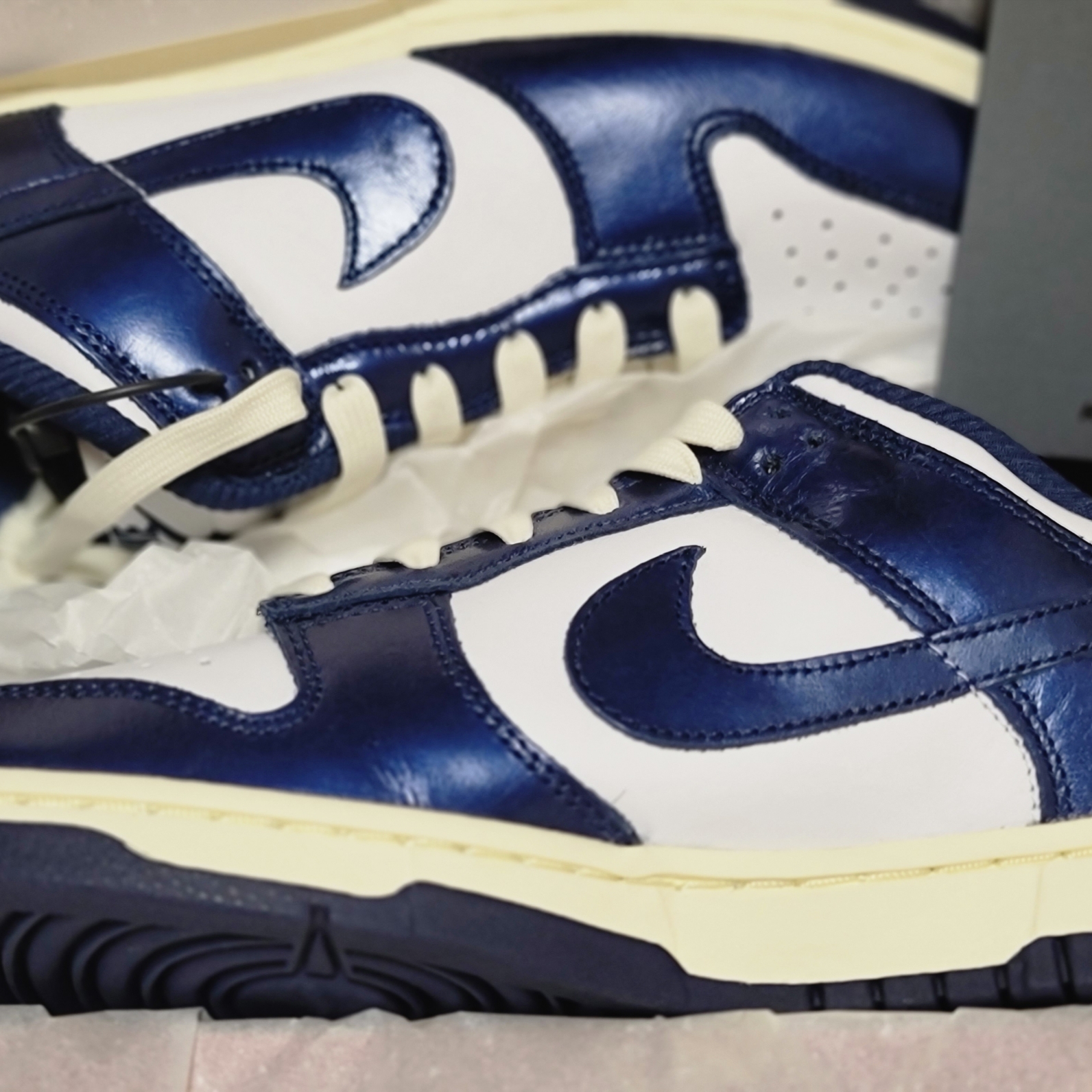 (W) Nike Dunk Low PRM Midnight Navy and White 착용 스타일 - 3