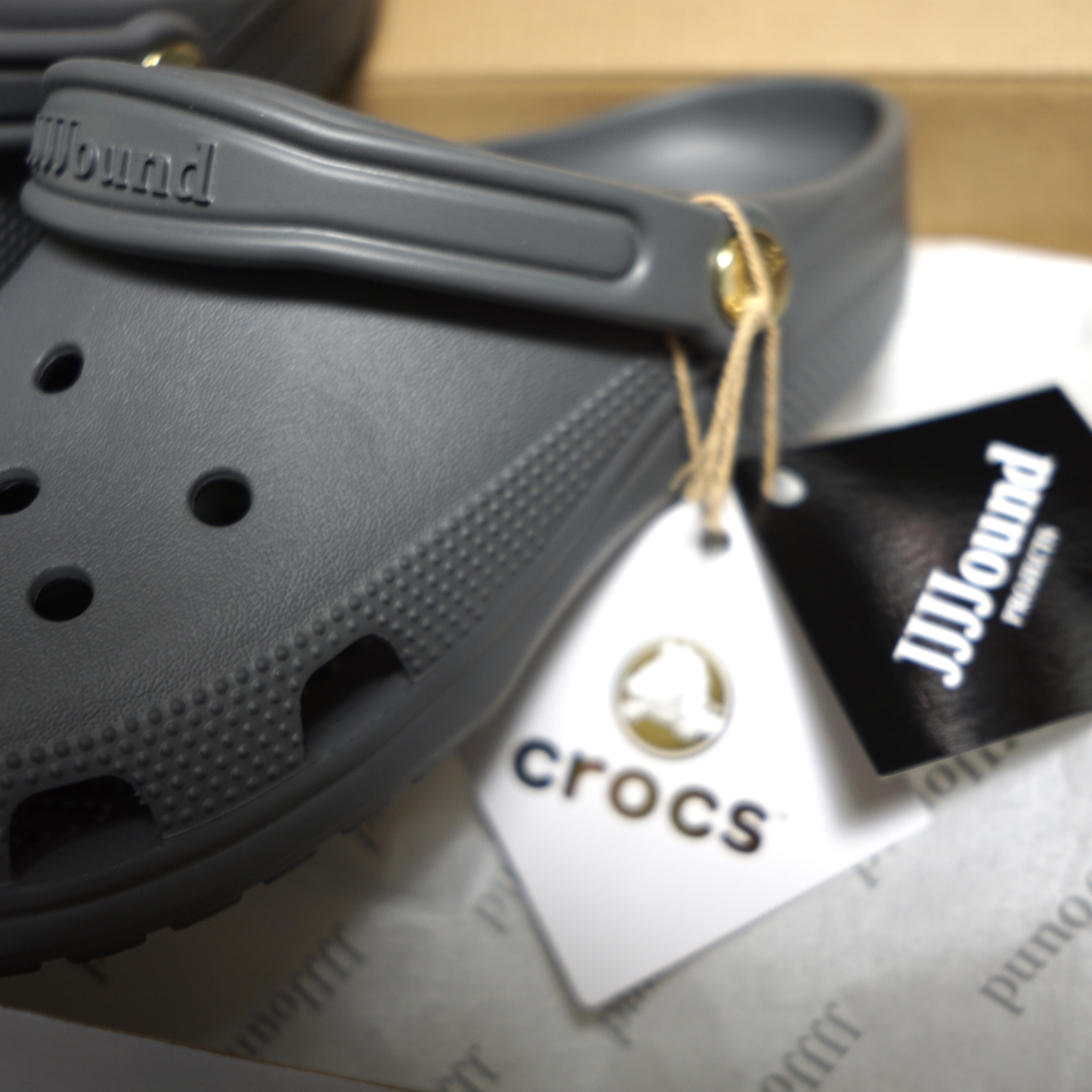 Crocs x JJJJound Classic Clog Slate Grey 착용 스타일 - 4
