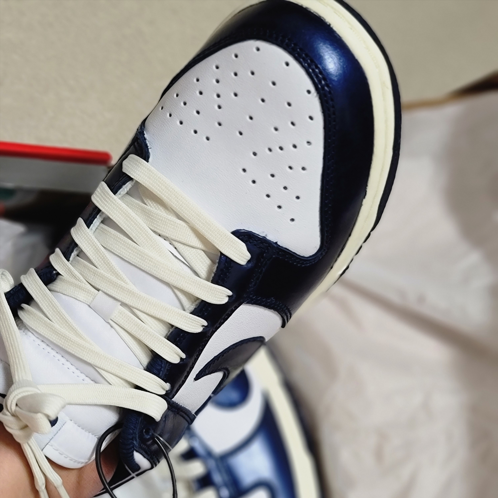 (W) Nike Dunk Low PRM Midnight Navy and White 착용 스타일 - 2