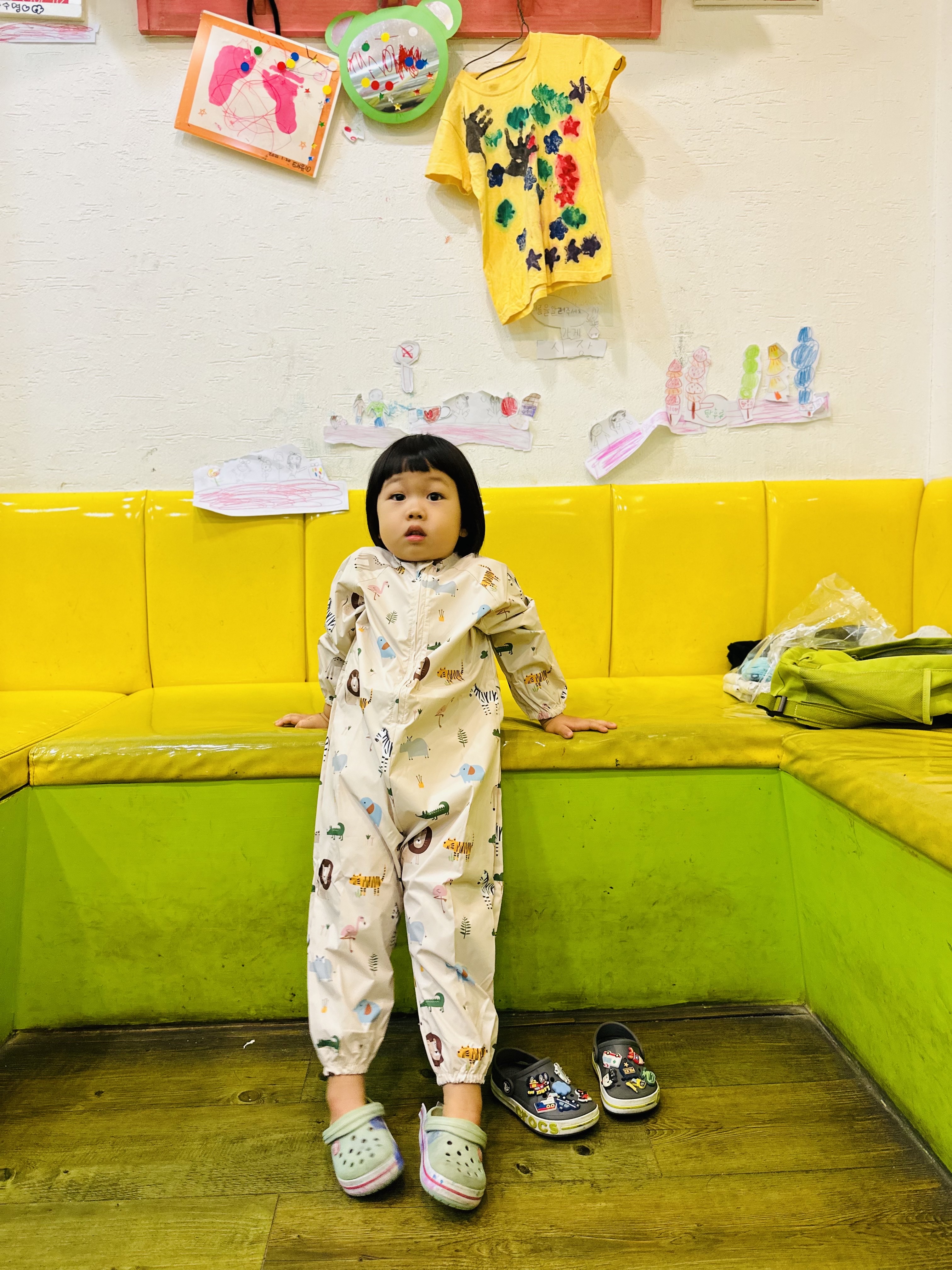 (Kids) Crocs Bayaband Clog Slate Grey Lime Punch, (Kids) Uniqlo UT x Kaws Short Sleeve Graphic T-Shirt Black 착용 스타일 - 2