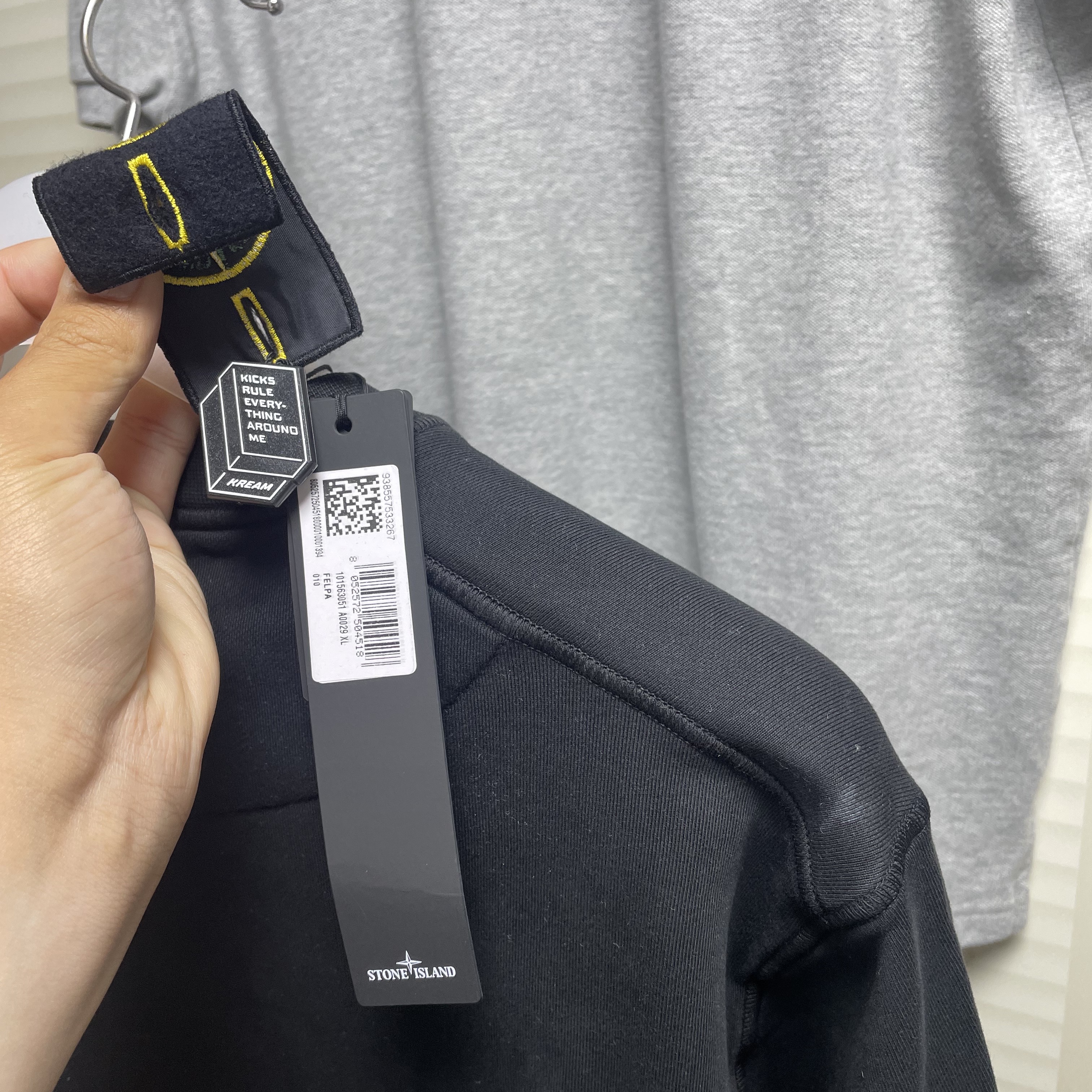 Stone Island 63051 Cotton Fleece Garment Dyed Sweatshirt Black - 23SS 착용 스타일 - 4
