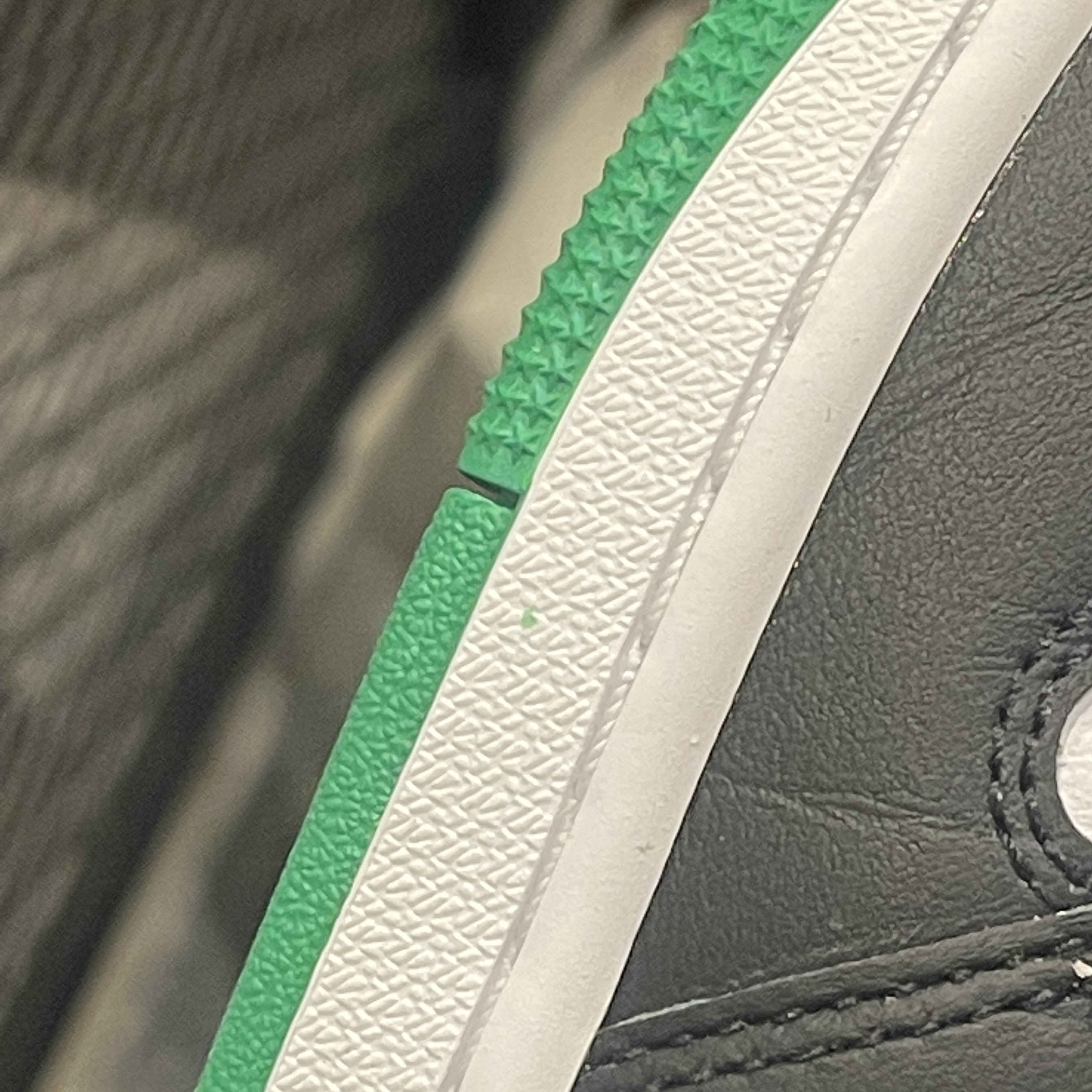 Jordan 1 Retro High OG Black and Lucky Green 착용 스타일 - 1