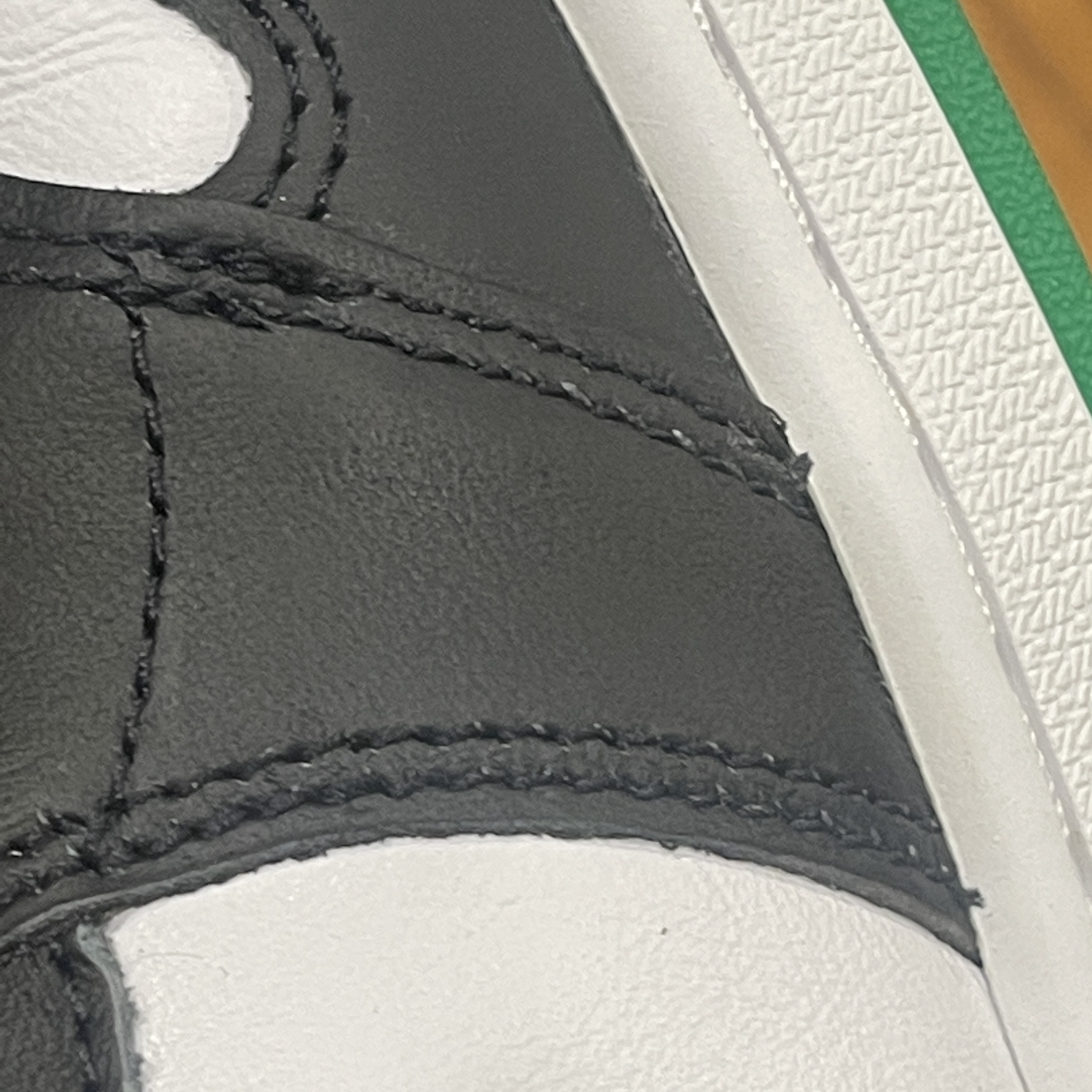 Jordan 1 Retro High OG Black and Lucky Green 착용 스타일 - 5