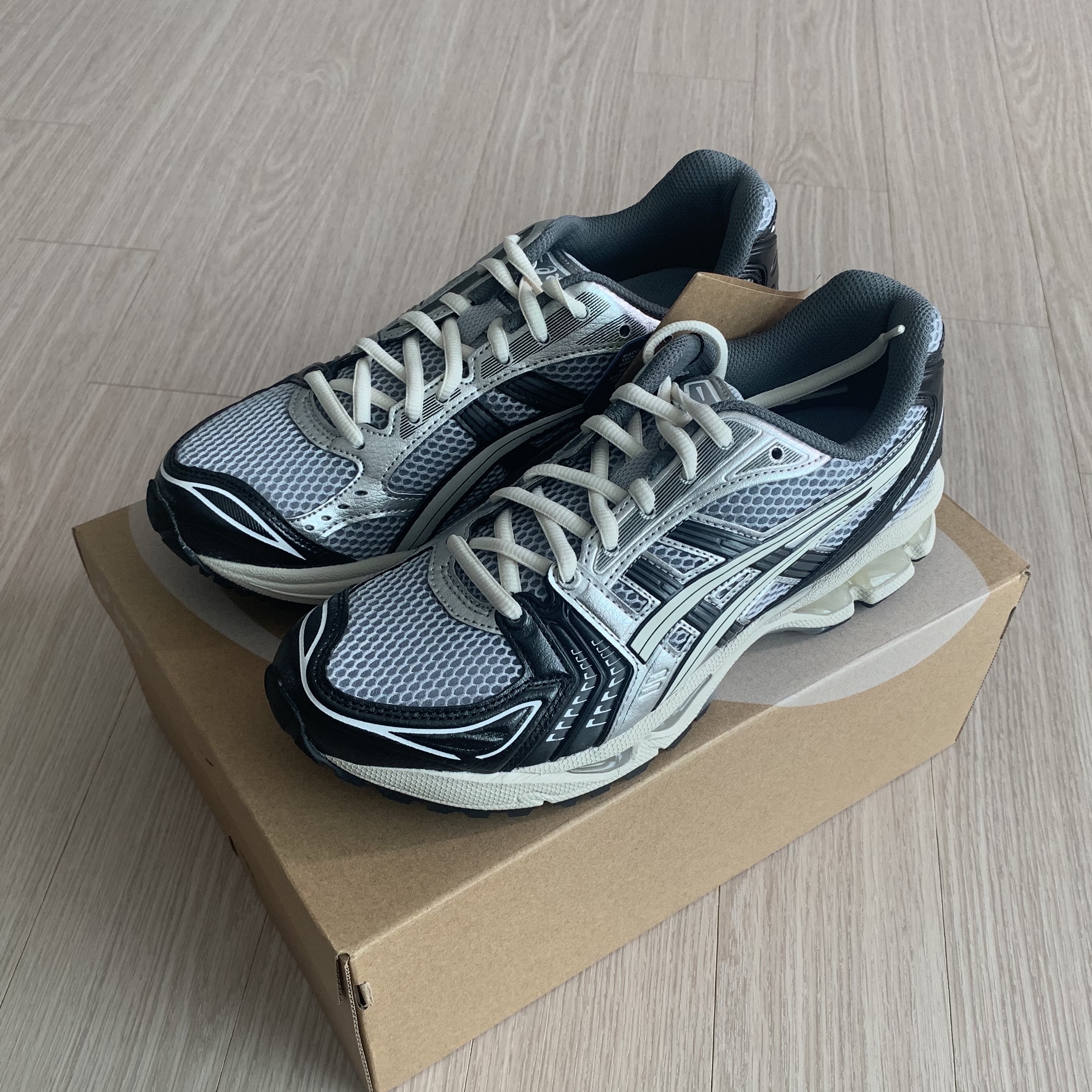 Asics Gel-Kayano 14 Black Glacier Grey 착용 스타일 - 1
