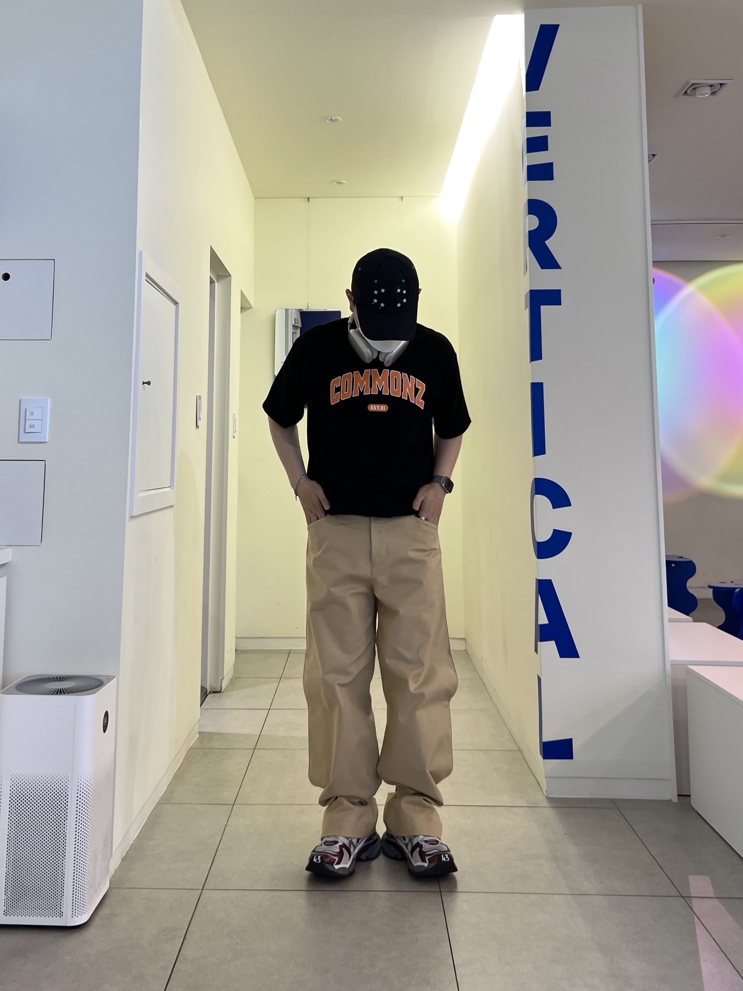 Balenciaga Runner Sneakers Grey Burgundy 착용 스타일