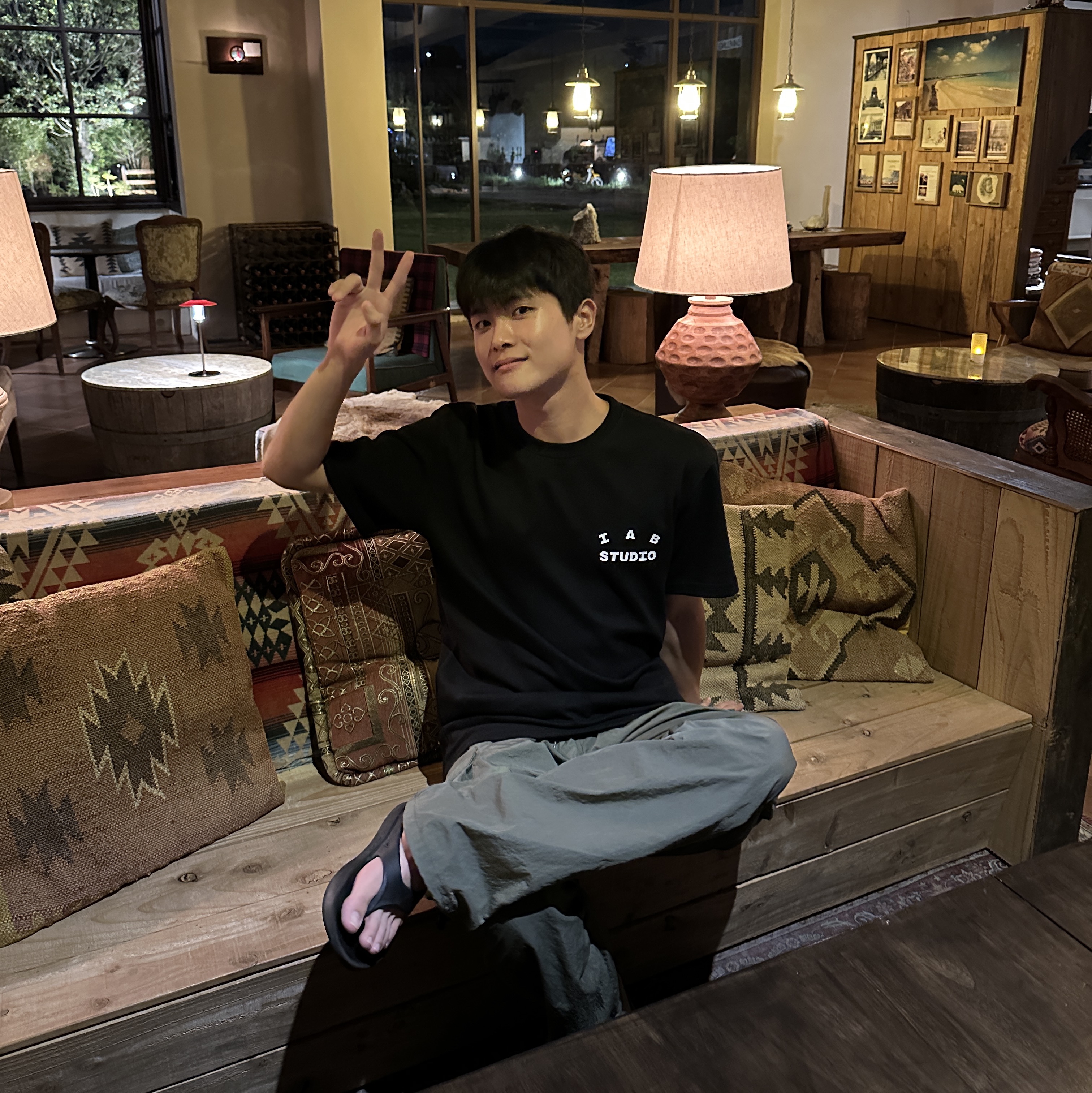 IAB Studio 10th Anniversary T-Shirt Black 착용 스타일