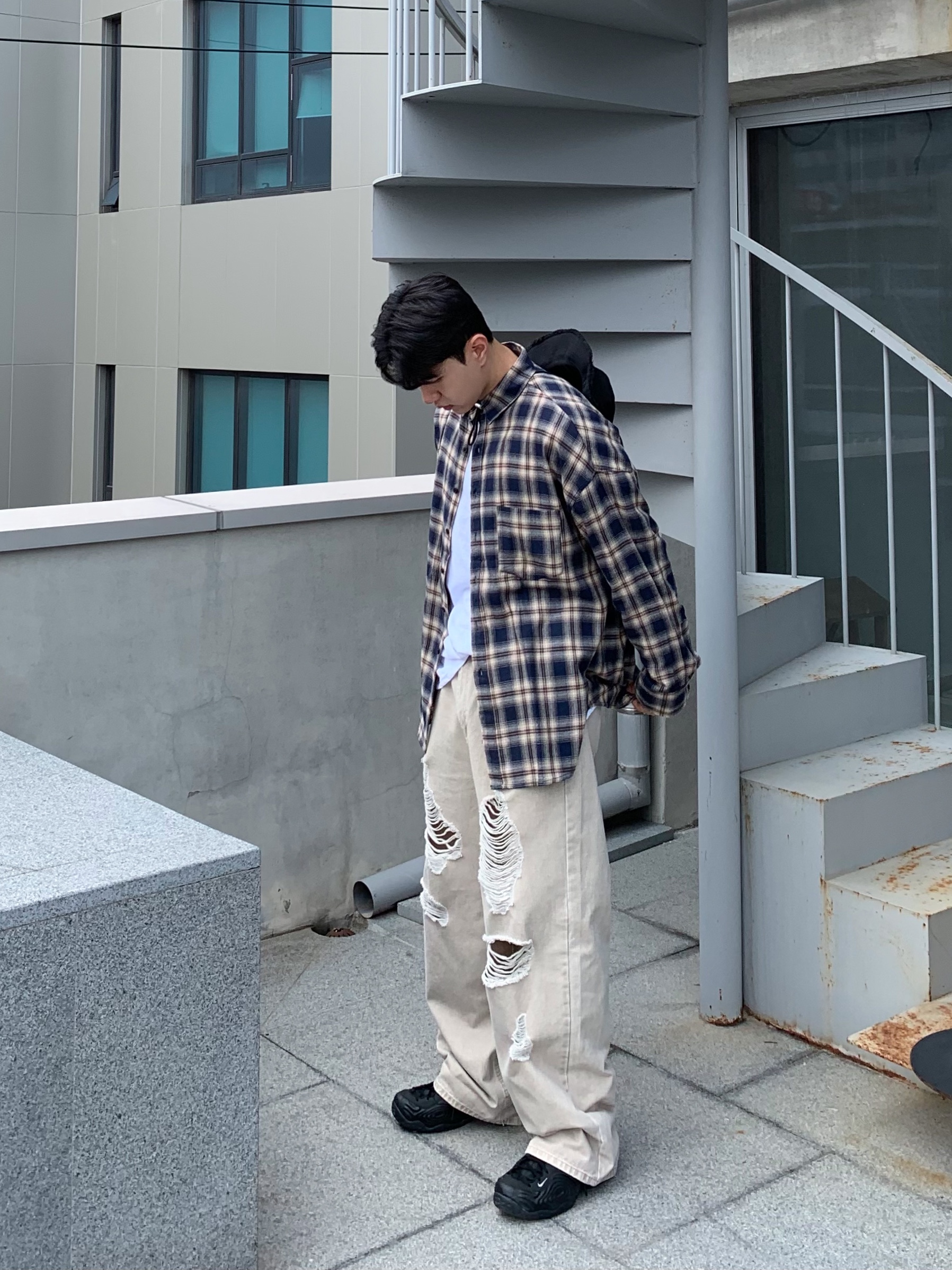 Nike x Comme des Garcons Homme Plus Air Foamposite One Black, Jacquemus Le Bob Artichaut Bucket Hat Black 착용 스타일 - 1