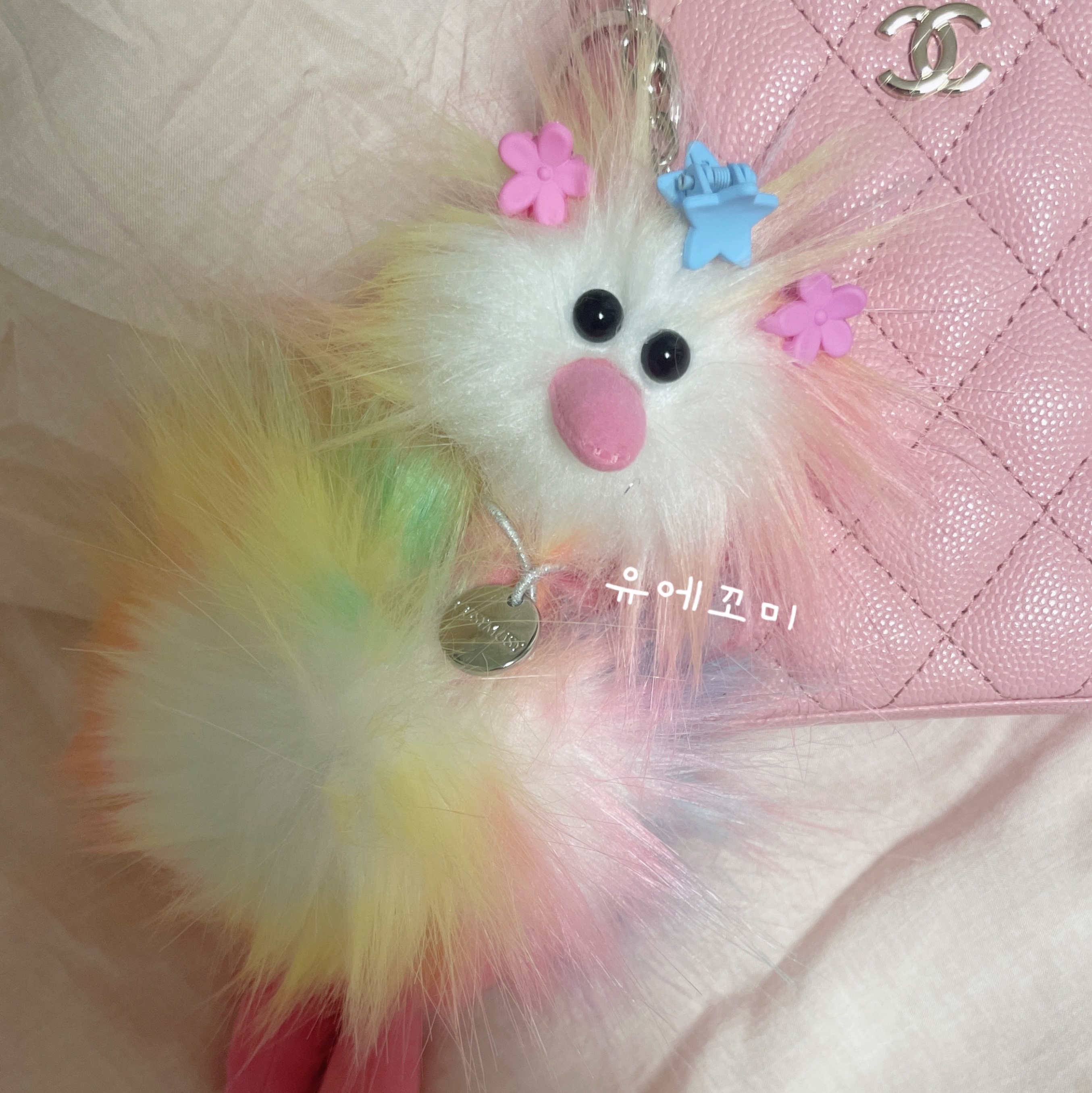 Cosymosy Ugly Bird Keyring Rainbow, Chanel Mini Classic Vanity With Chain Grained Calfskin & Gold Black (Inside Mirror) 착용 스타일