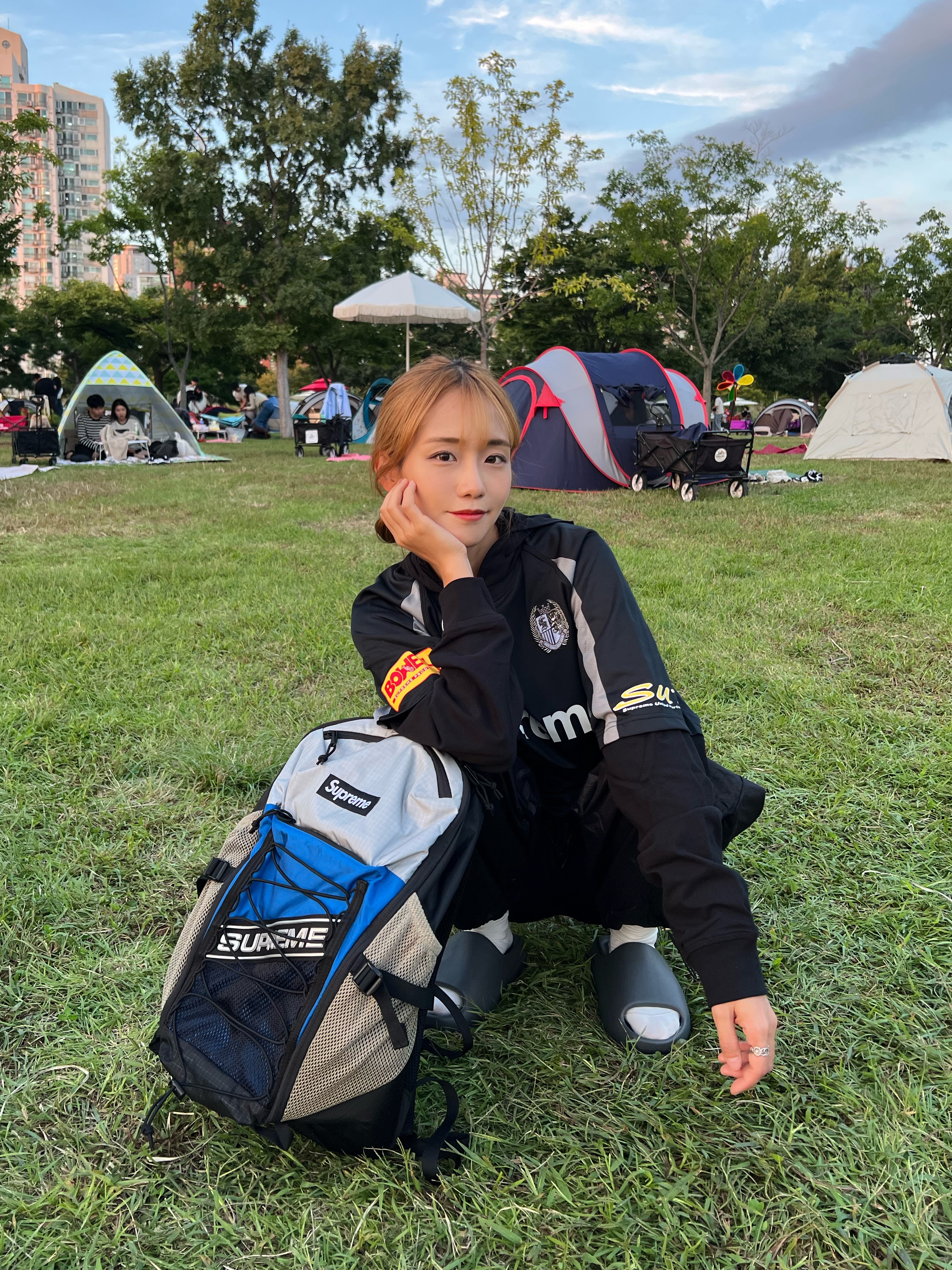 Supreme Backpack Blue - 23FW, Adidas Yeezy Slide Slate Grey 착용 스타일 - 1