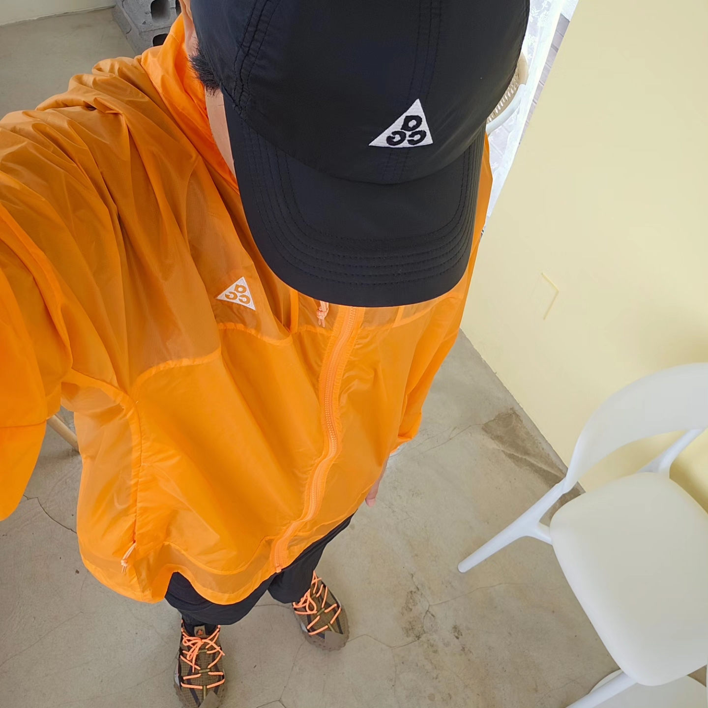 Nike ACG Mountain Fly Low Gore-Tex SE Hazel Rush, Nike ACG Trail Cap Black 착용 스타일 - 2